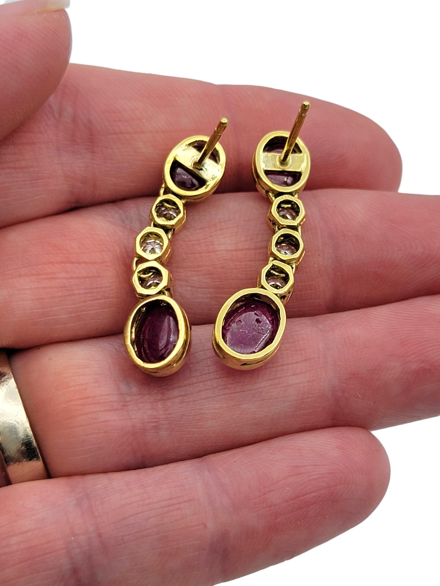 Donna Orecchini pendenti con rubino cabochon e diamanti incastonati in oro giallo 18 carati in vendita