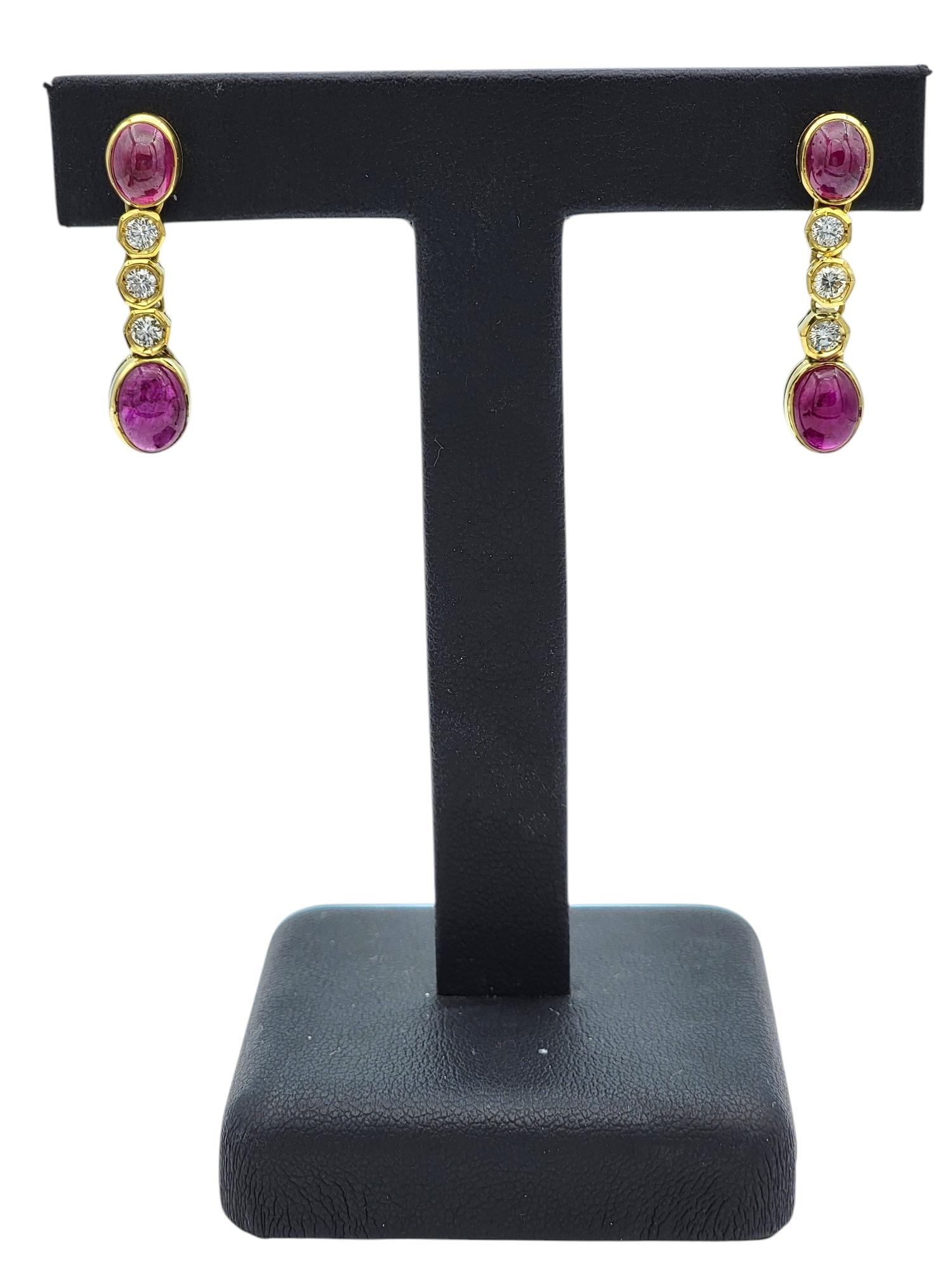 Orecchini pendenti con rubino cabochon e diamanti incastonati in oro giallo 18 carati in vendita 1