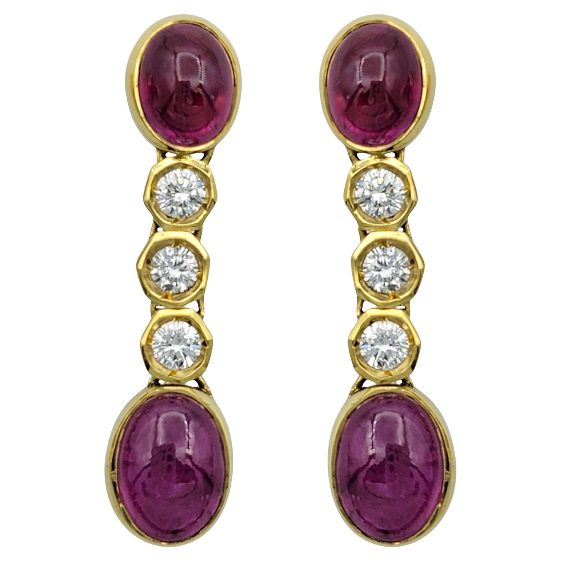 Pendientes de Gota de Rubí Cabujón y Diamantes Engastados en Bisel en Oro Amarillo de 18 Kilates