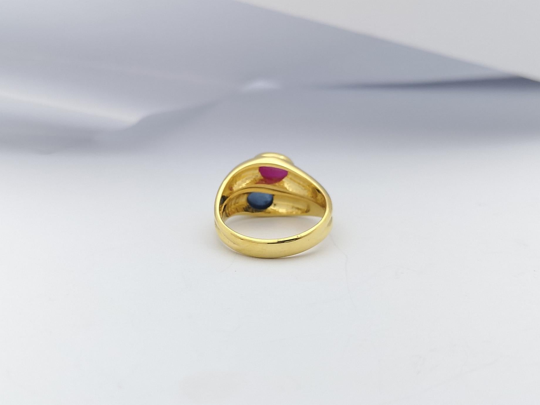 Cabochon Ruby and Cabochon Blue Sapphire Ring Set in 18 Karat Gold Settings For Sale 4