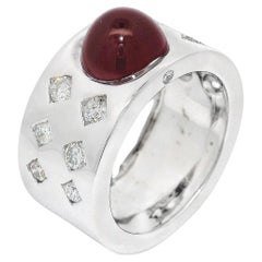 Cabochon-Rubin und Diamantring aus 18 Karat Weißgold