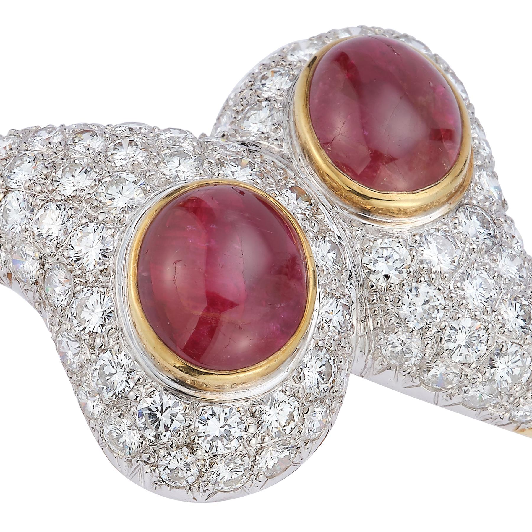 Bracelet jonc croisé en rubis cabochon et diamants Excellent état - En vente à New York, NY