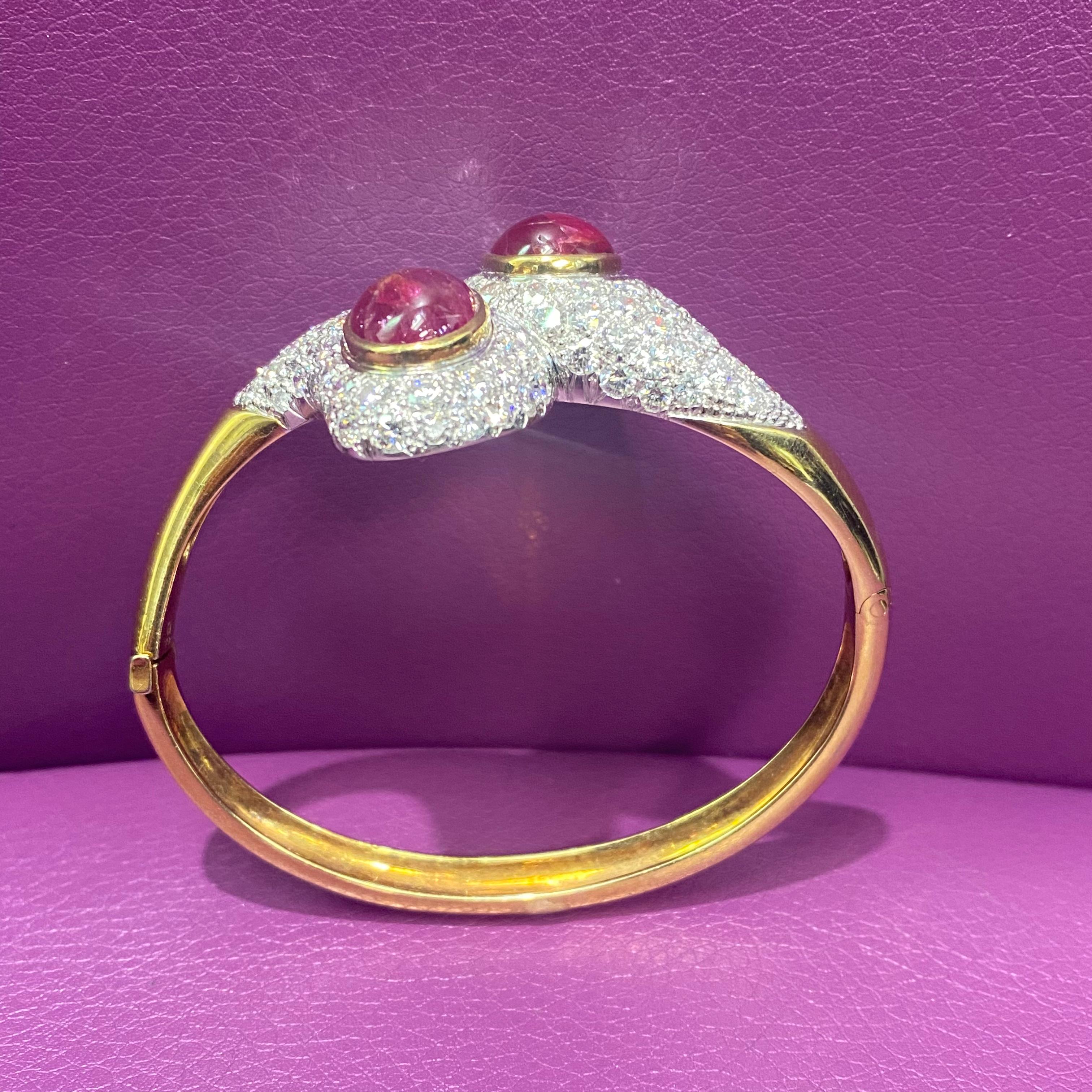 Bracelet jonc croisé en rubis cabochon et diamants Pour femmes en vente