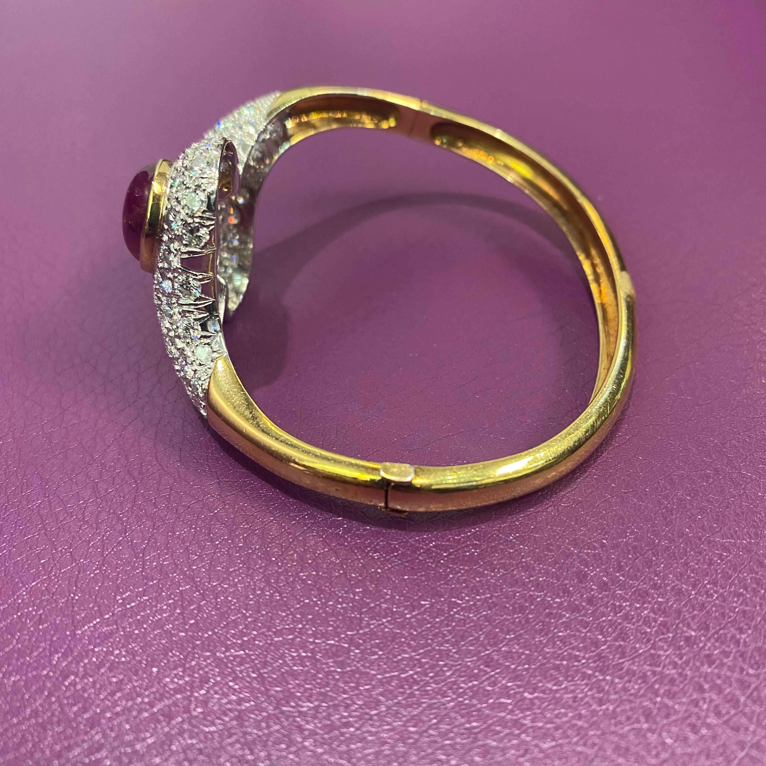 Bracelet jonc croisé en rubis cabochon et diamants en vente 3