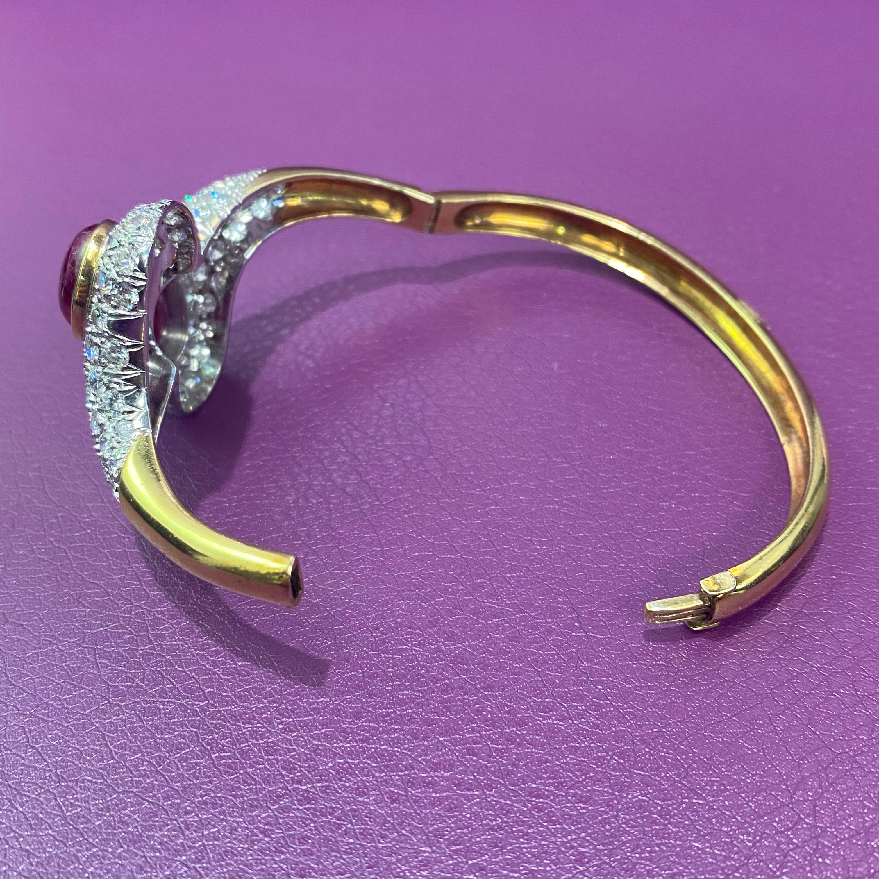 Bracelet jonc croisé en rubis cabochon et diamants en vente 4