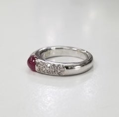 Ring mit Cabochon-Rubin und Diamant