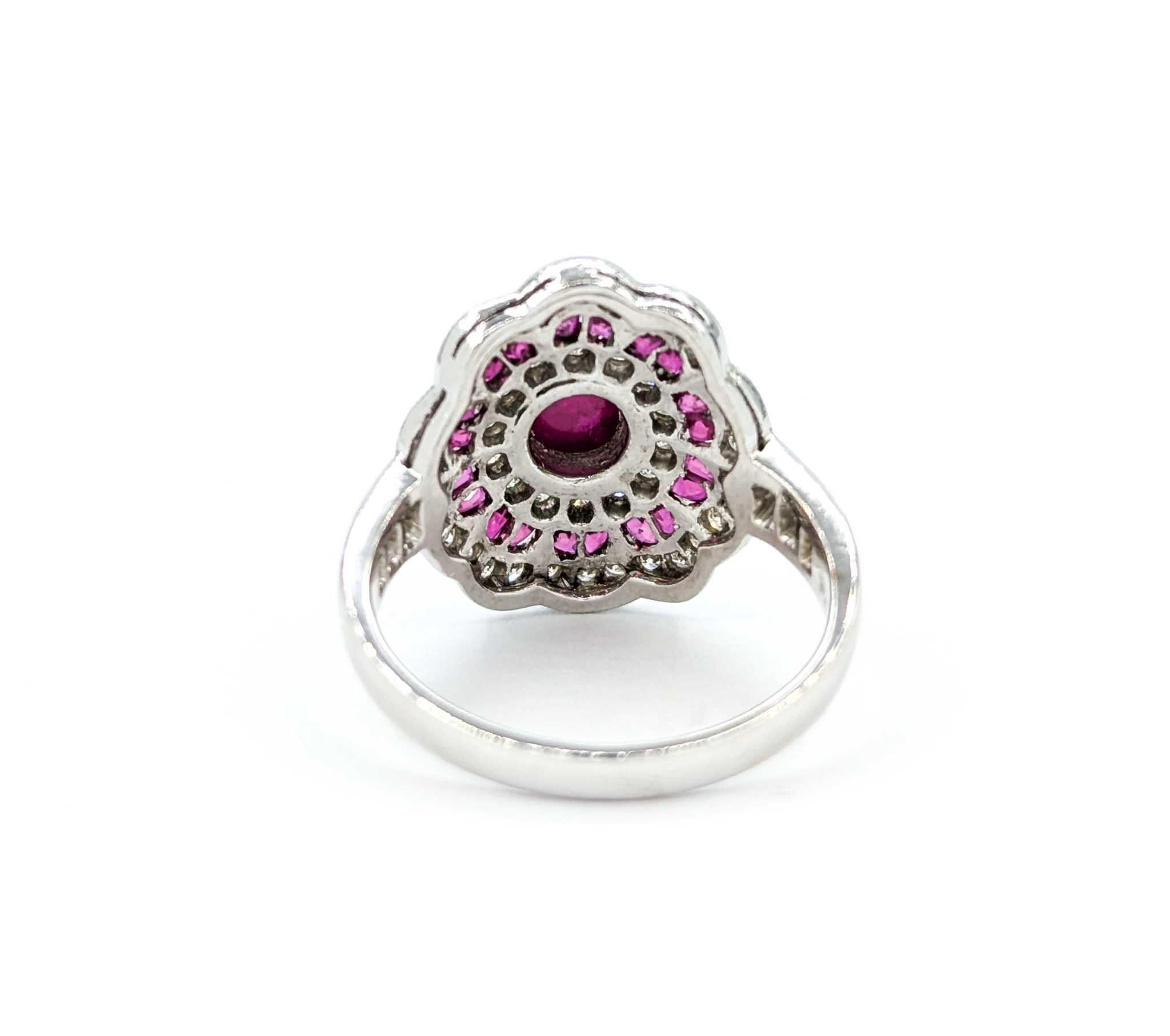 Cabochon Anello con rubino cabochon e diamanti in oro bianco 18 carati in vendita