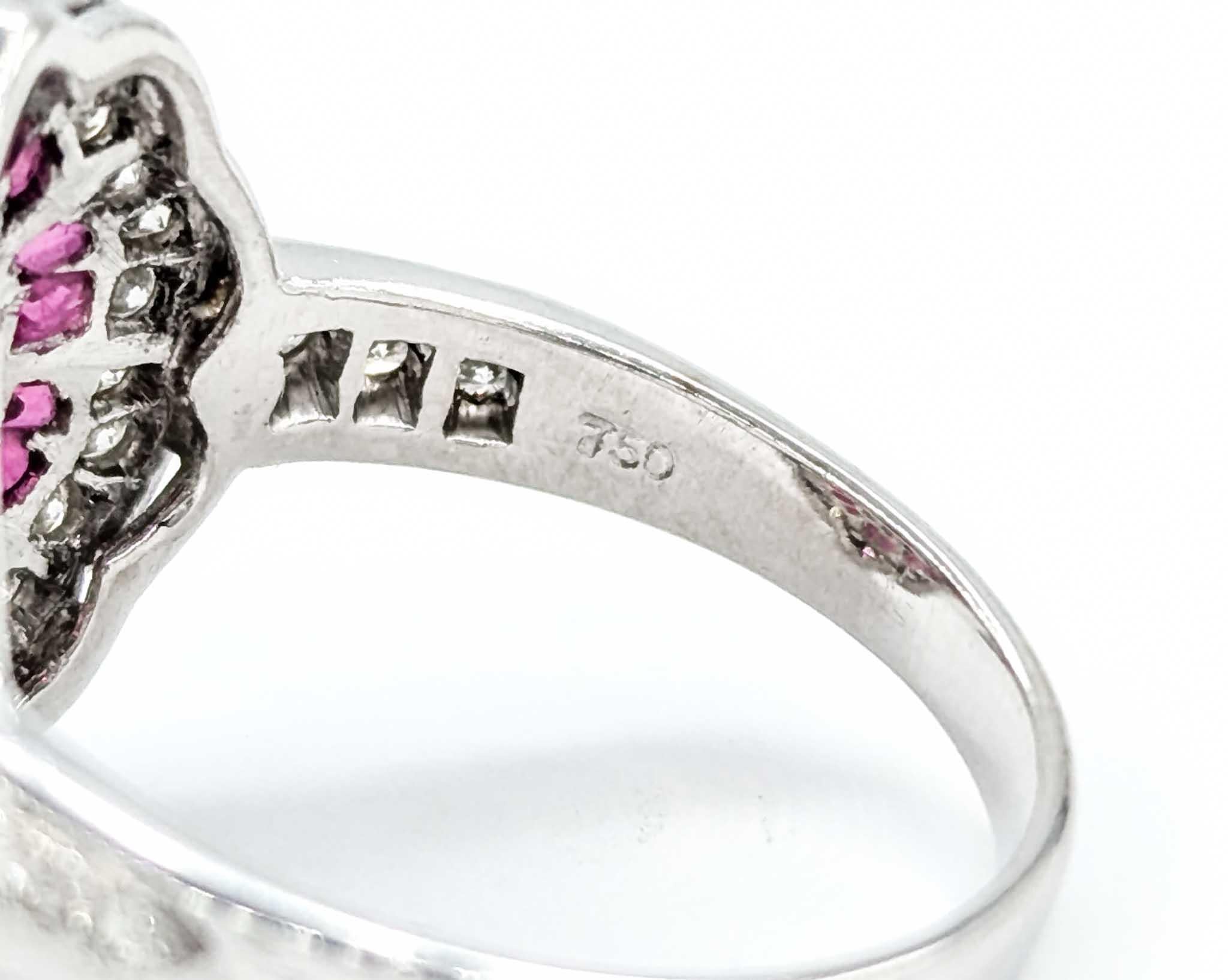 Anello con rubino cabochon e diamanti in oro bianco 18 carati In condizioni ottime in vendita a Bloomington, MN