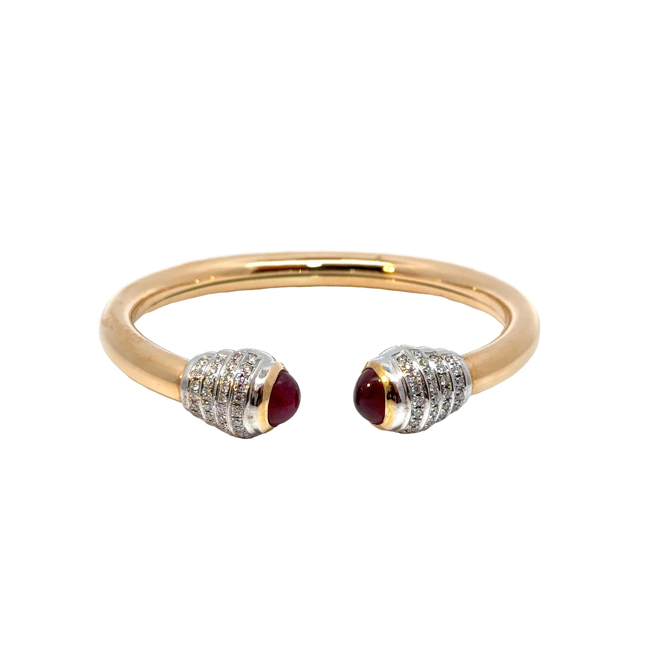 Eleva il tuo stile con l'accattivante bracciale Twist-to-Wear con rubino cabochon e diamanti in oro rosa 18 carati. Questo squisito pezzo è una vera e propria testimonianza di eleganza raffinata e di artigianato senza tempo.

Realizzato con il
