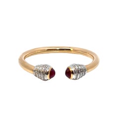 Bracciale Twist-to-wear con rubino cabochon e diamanti in oro rosa 18 carati