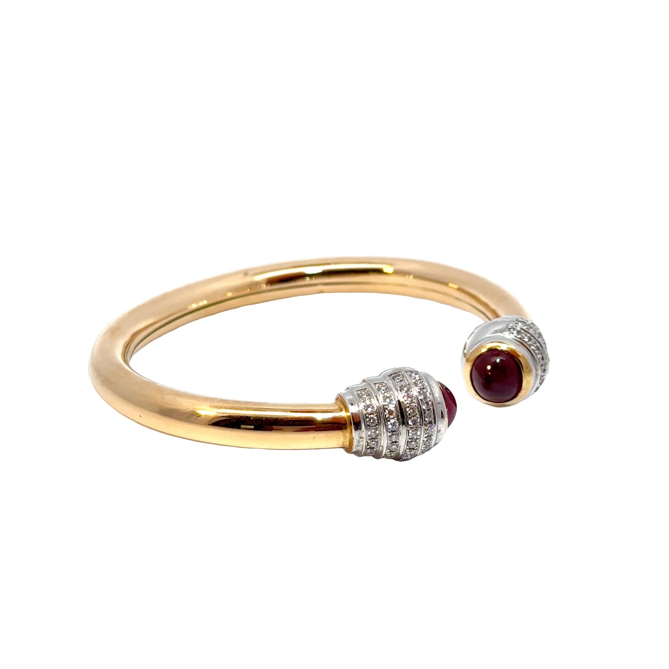 Contemporaneo Bracciale Twist-to-wear con rubino cabochon e diamanti in oro rosa 18 carati in vendita