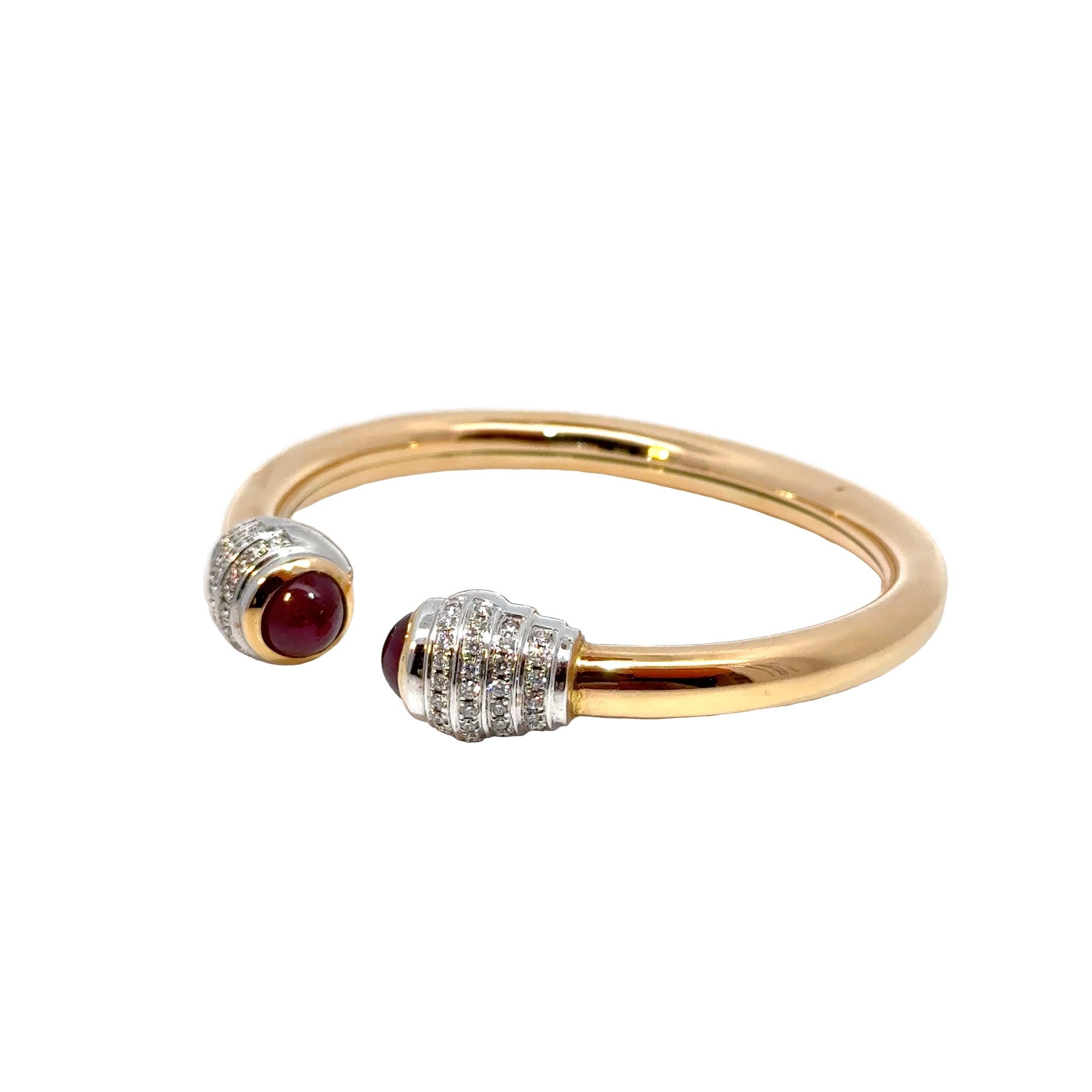 Cabochon Bracciale Twist-to-wear con rubino cabochon e diamanti in oro rosa 18 carati in vendita