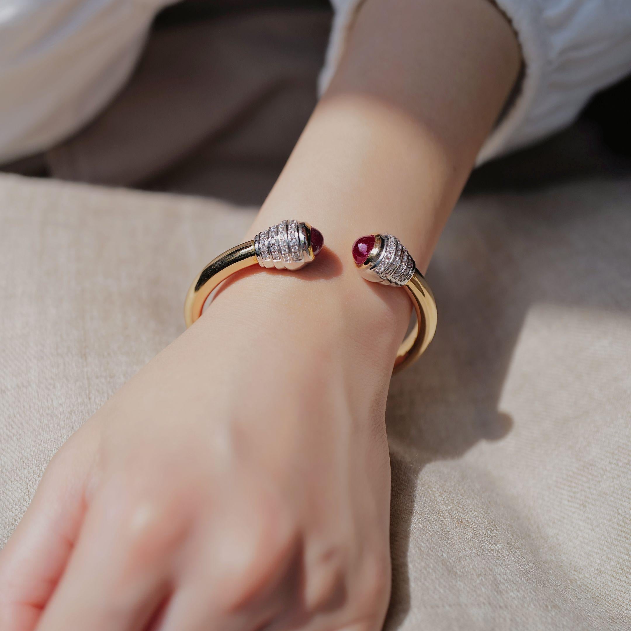 Bracciale Twist-to-wear con rubino cabochon e diamanti in oro rosa 18 carati in vendita 2