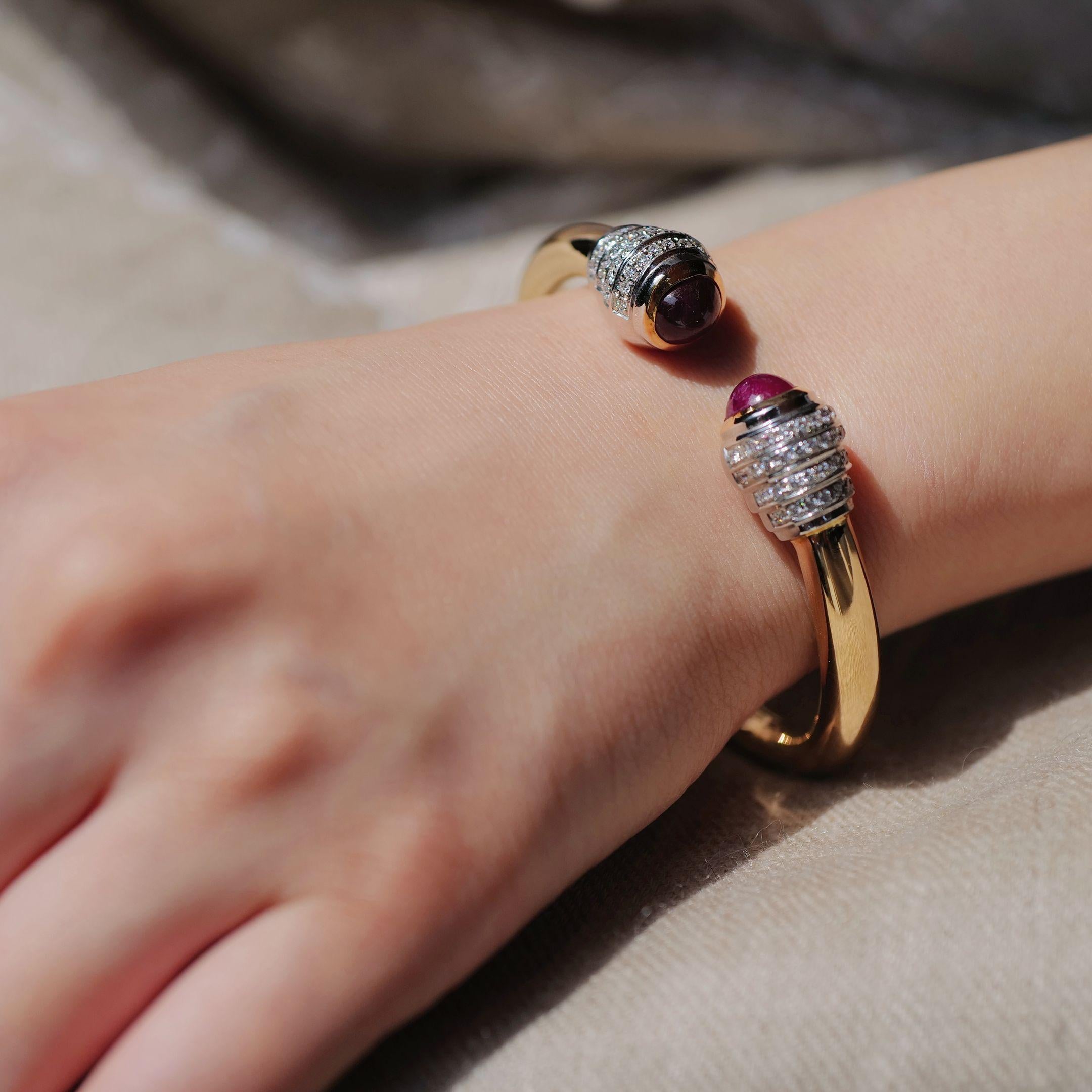 Bracciale Twist-to-wear con rubino cabochon e diamanti in oro rosa 18 carati in vendita 3