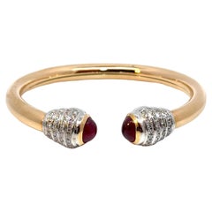 Pulsera brazalete con cabujón de rubí y diamantes en oro rosa de 18 quilates