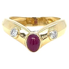 Anillo en V de Rubí Cabujón y Diamante en Oro Amarillo