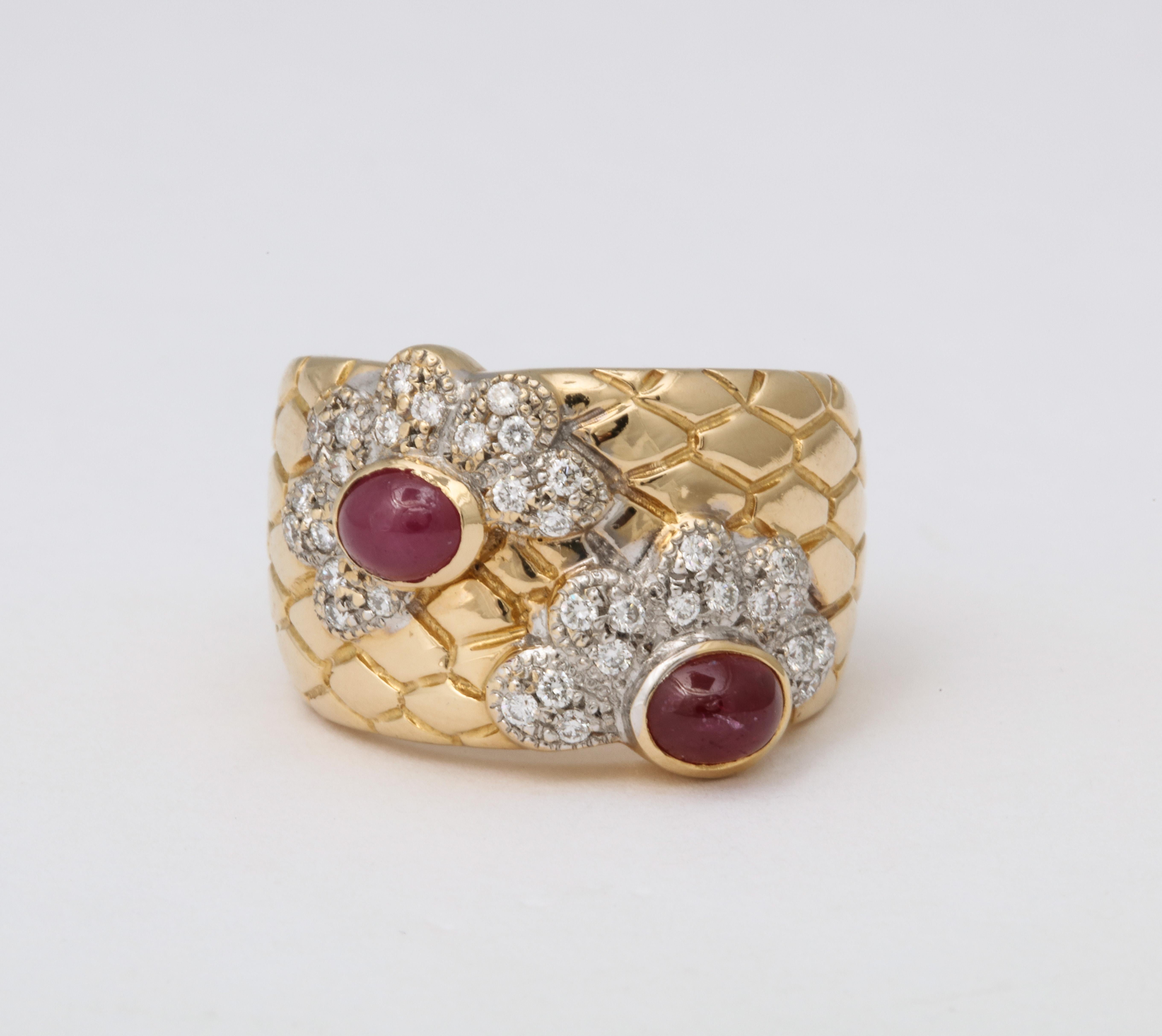 Ein breites Rubin- und Diamantband mit einzigartigem Schlangenschuppenmuster.

.84 Karat Rubin

.50 Karat runde Diamanten im Brillantschliff

Ungefähr 14,5 mm breit

gefasst in 18k Weißgold 