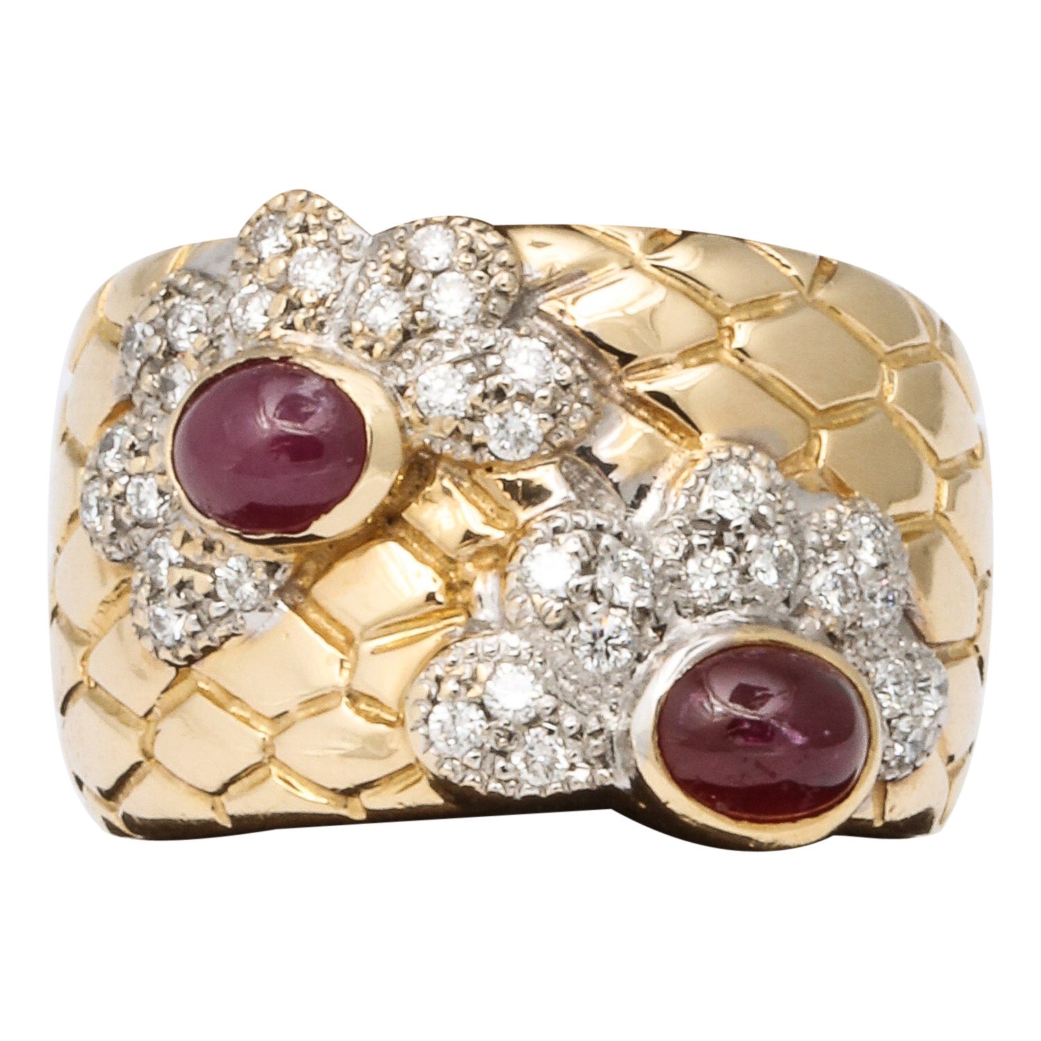 Anneau en or jaune avec cabochon de rubis et diamants en vente