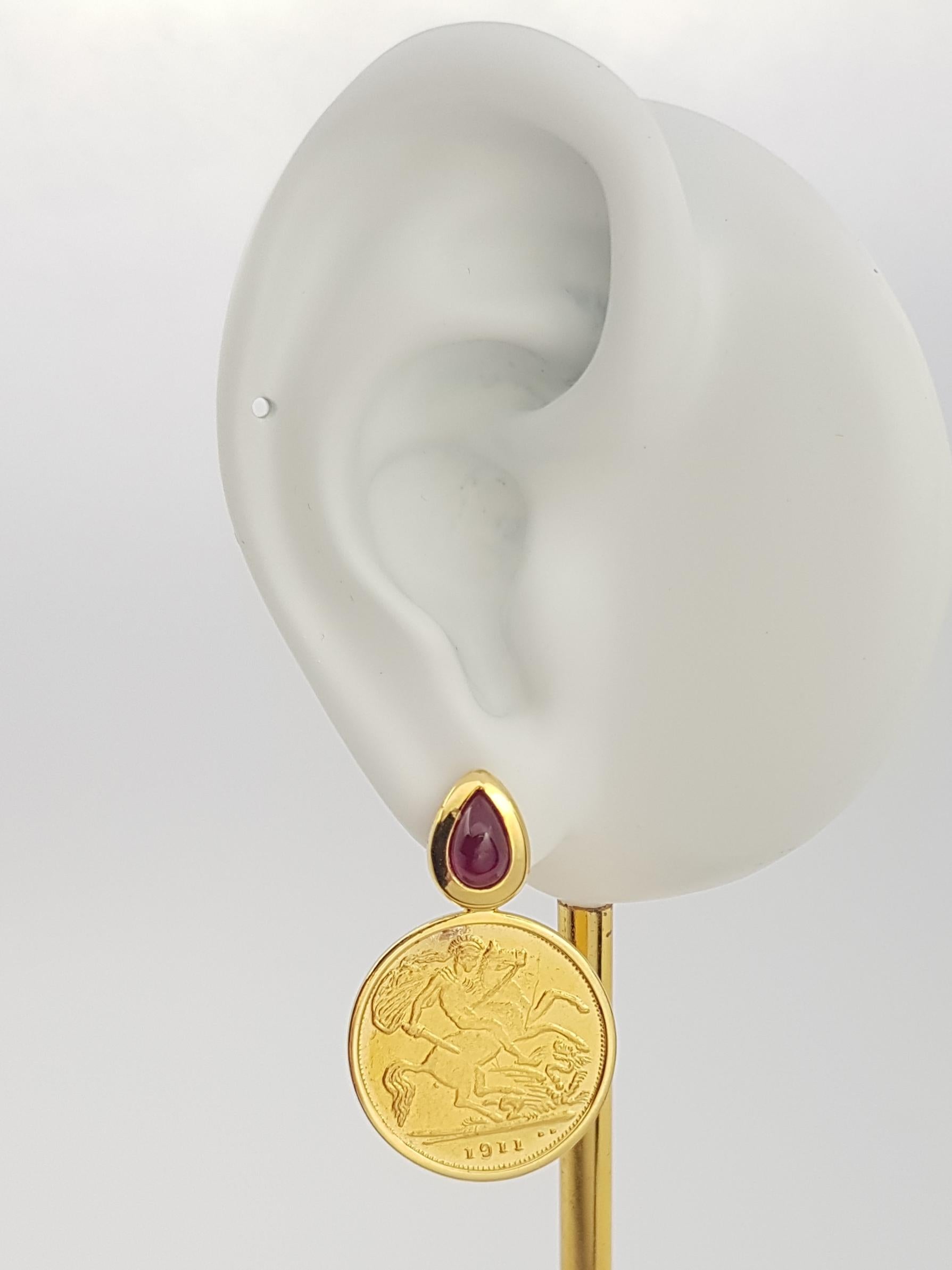 Orecchini con rubino cabochon da 1,92 carati e montatura in oro 18 carati

Larghezza: 2.0 cm 
Lunghezza: 3.0 cm
Peso totale: 14,85 grammi

