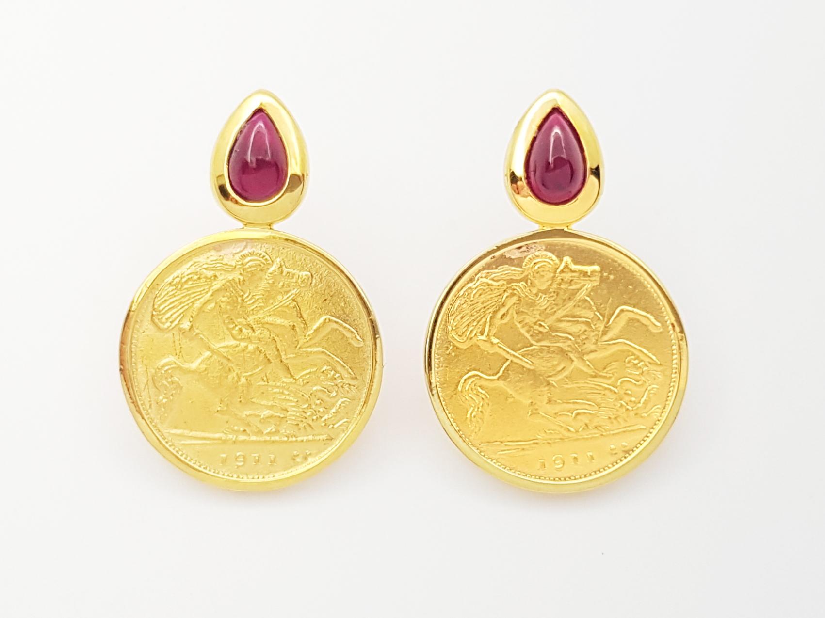 Contemporaneo Orecchini di rubini cabochon e monete d'oro con montatura in oro 18 carati in vendita