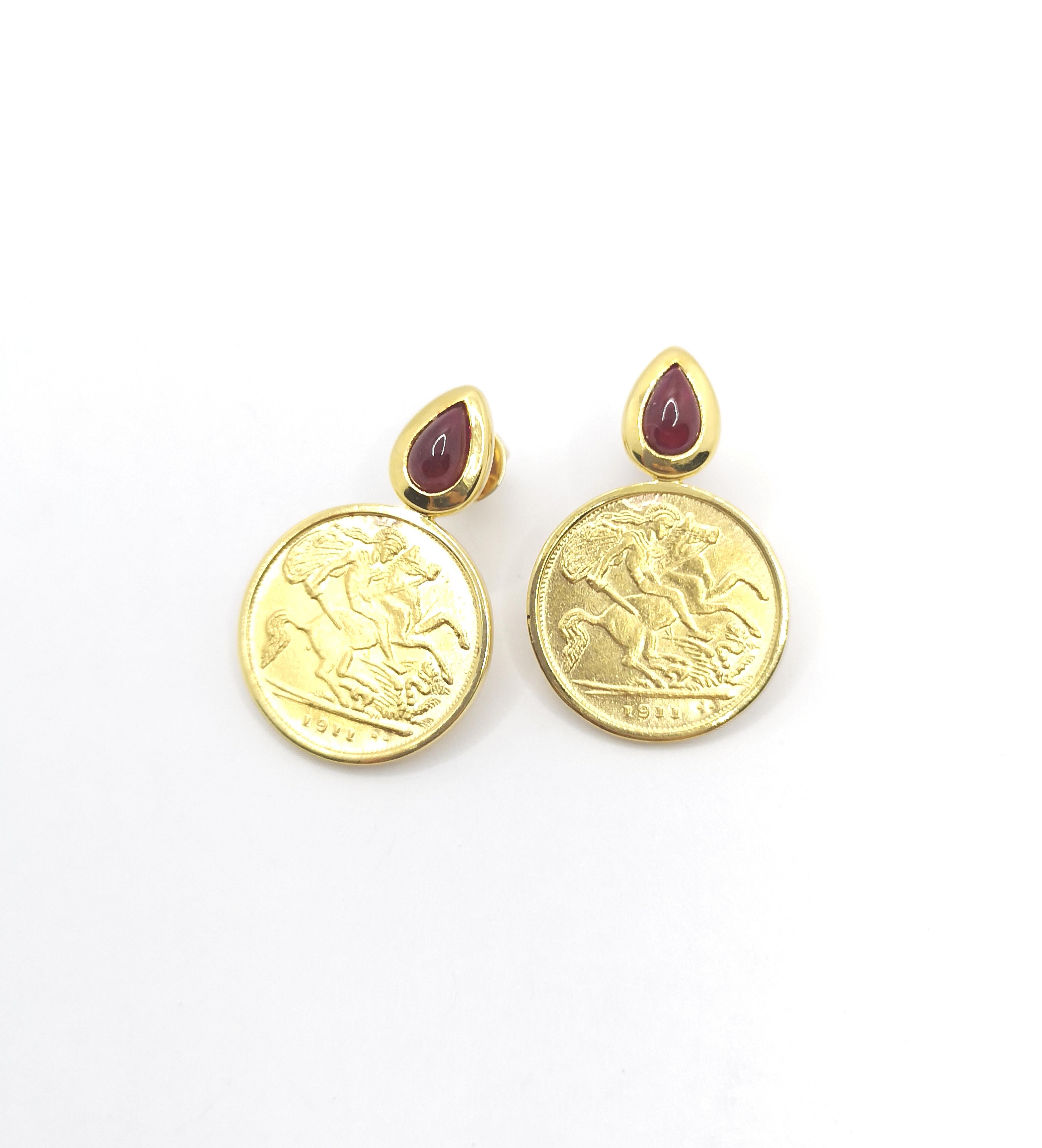 Cabochon Orecchini di rubini cabochon e monete d'oro con montatura in oro 18 carati in vendita