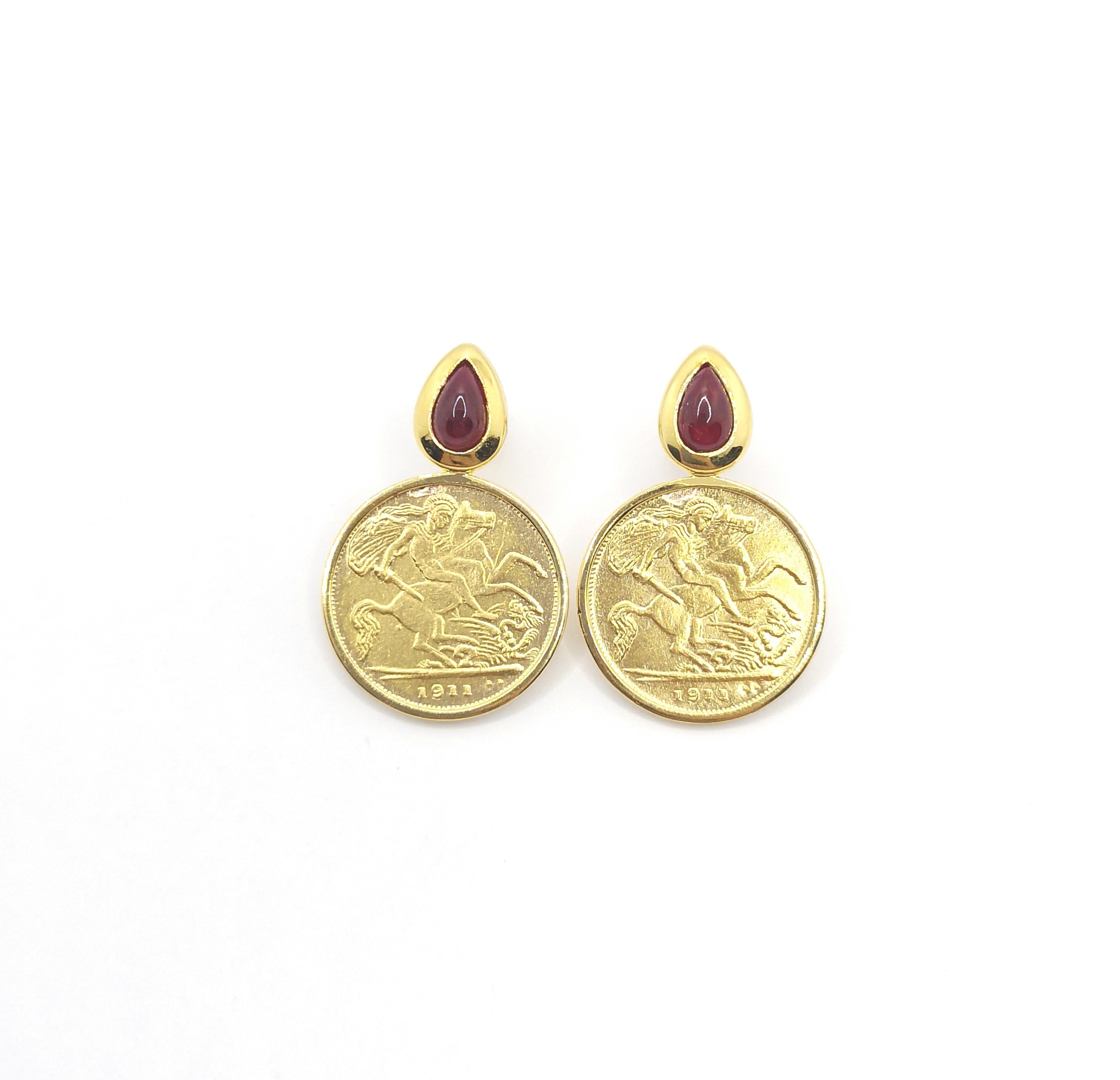 Orecchini di rubini cabochon e monete d'oro con montatura in oro 18 carati In condizioni Nuovo in vendita a Bangkok, TH