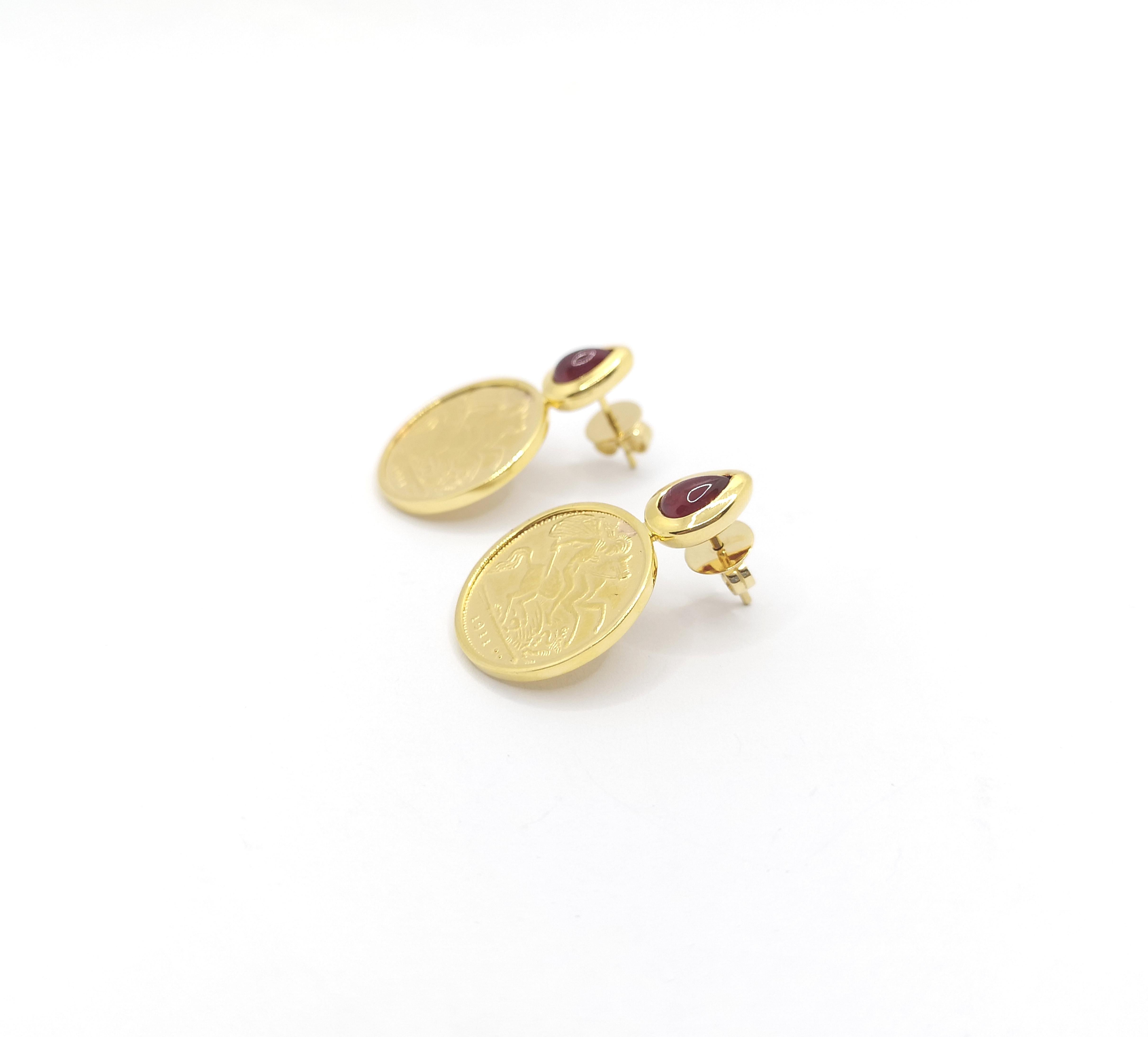 Donna Orecchini di rubini cabochon e monete d'oro con montatura in oro 18 carati in vendita