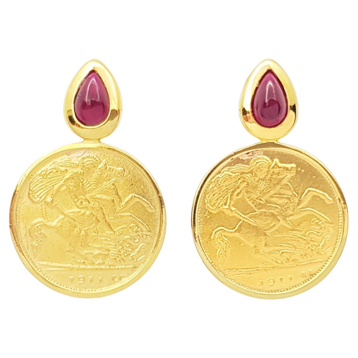 Orecchini di rubini cabochon e monete d'oro con montatura in oro 18 carati