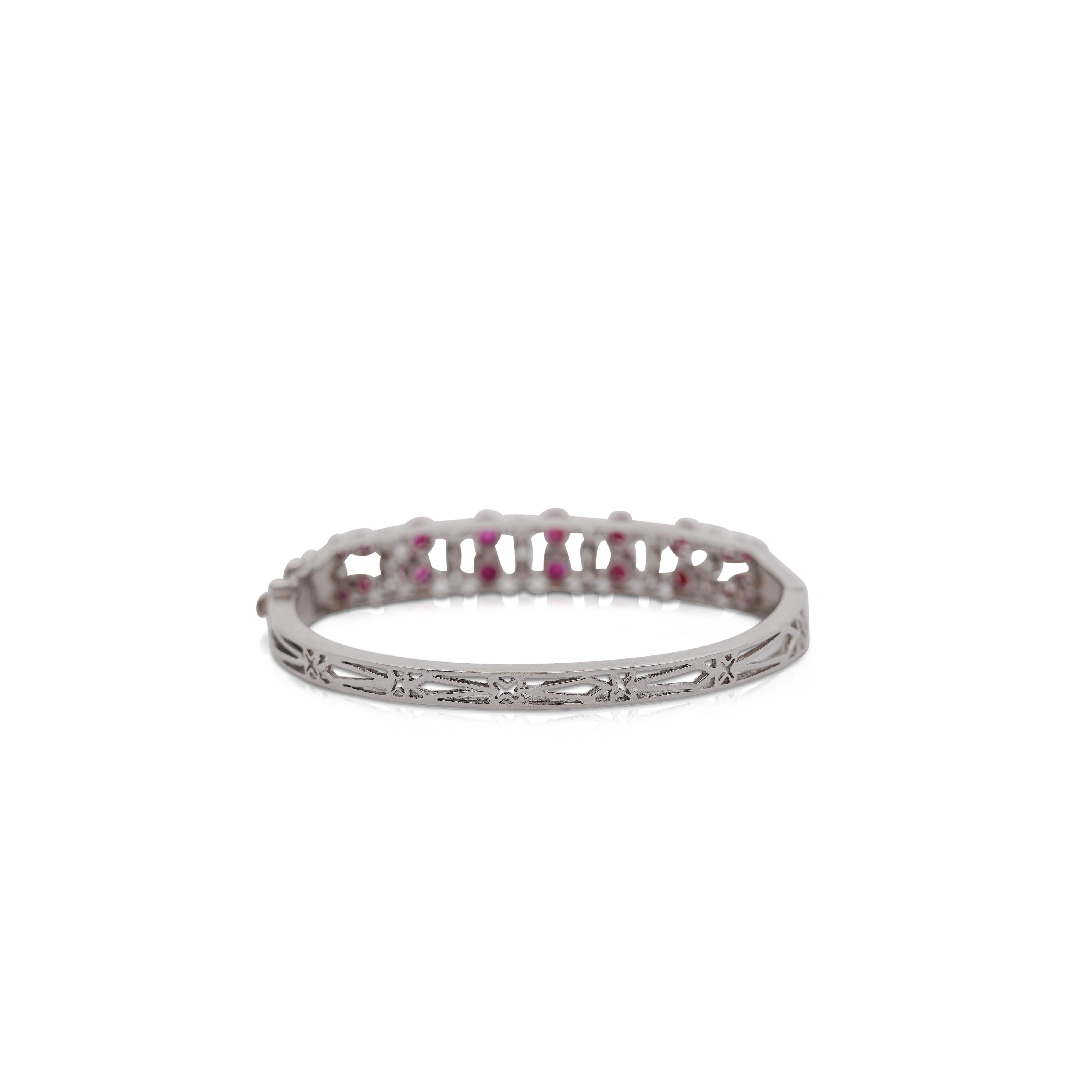 Bracelet en or blanc 14K avec rubis cabochon et diamant rond de style rétro. Fabriqué avec un dos en filigrane. Convient à un poignet de 6 pouces.

Détails :
Type d'article : Bracelet à bague
Métal : Or blanc 14K
Poids : 18.5 grammes
Taille :