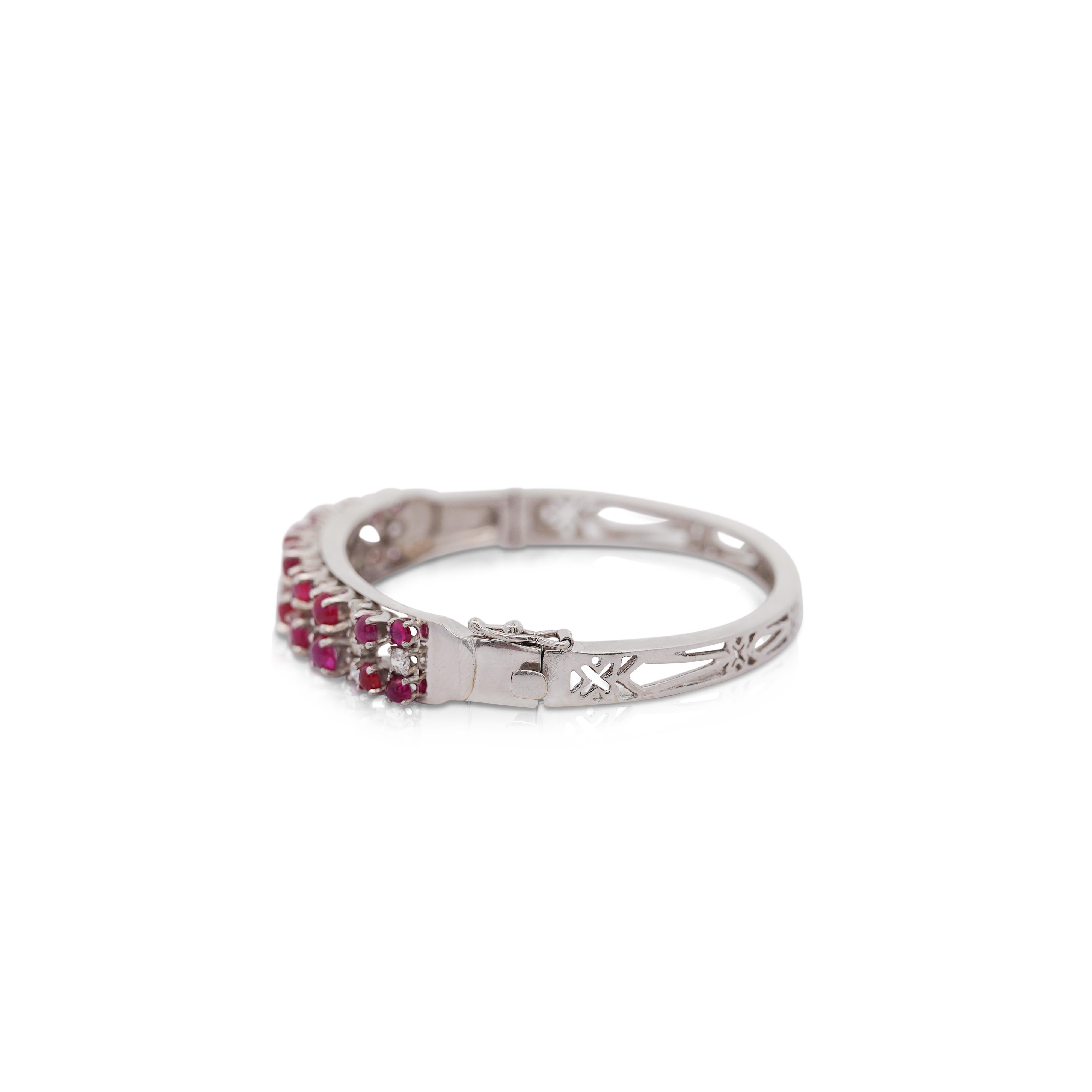 Rétro Bracelet jonc en or blanc 14 carats avec rubis cabochon et diamants ronds en vente