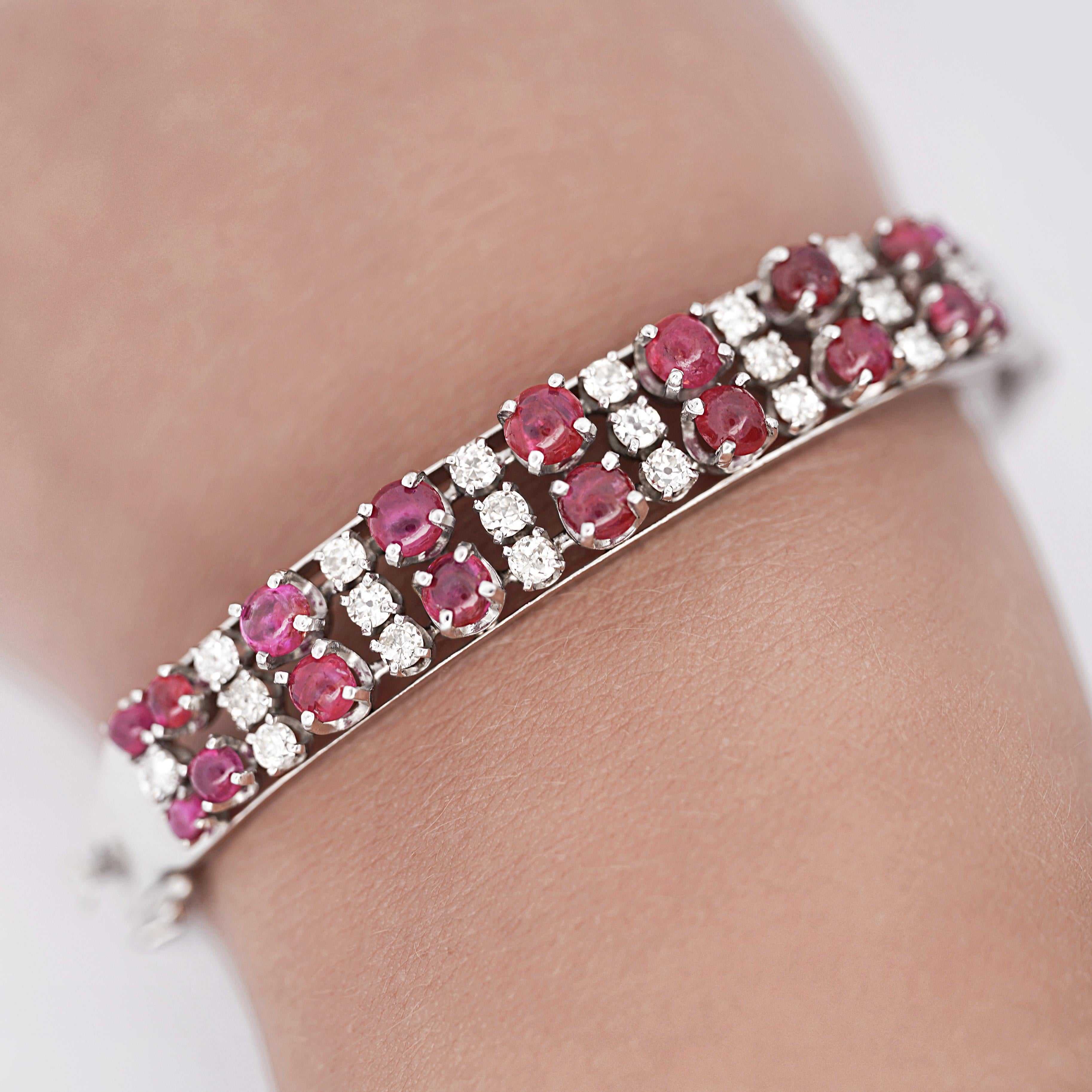 Taille cabochon Bracelet jonc en or blanc 14 carats avec rubis cabochon et diamants ronds en vente