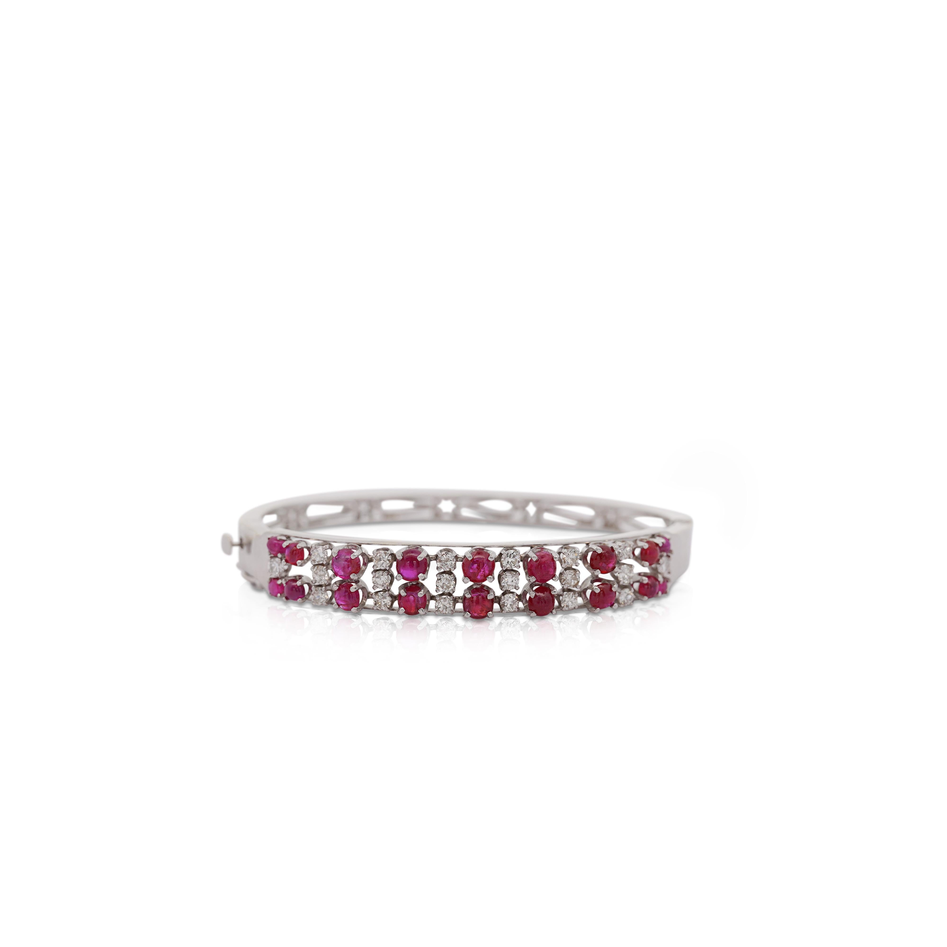 Bracelet jonc en or blanc 14 carats avec rubis cabochon et diamants ronds Excellent état - En vente à Miami, FL