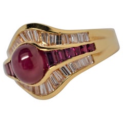 Bague en or jaune 18 carats sertie d'un rubis cabochon et de diamants baguettes, 5,00 carats