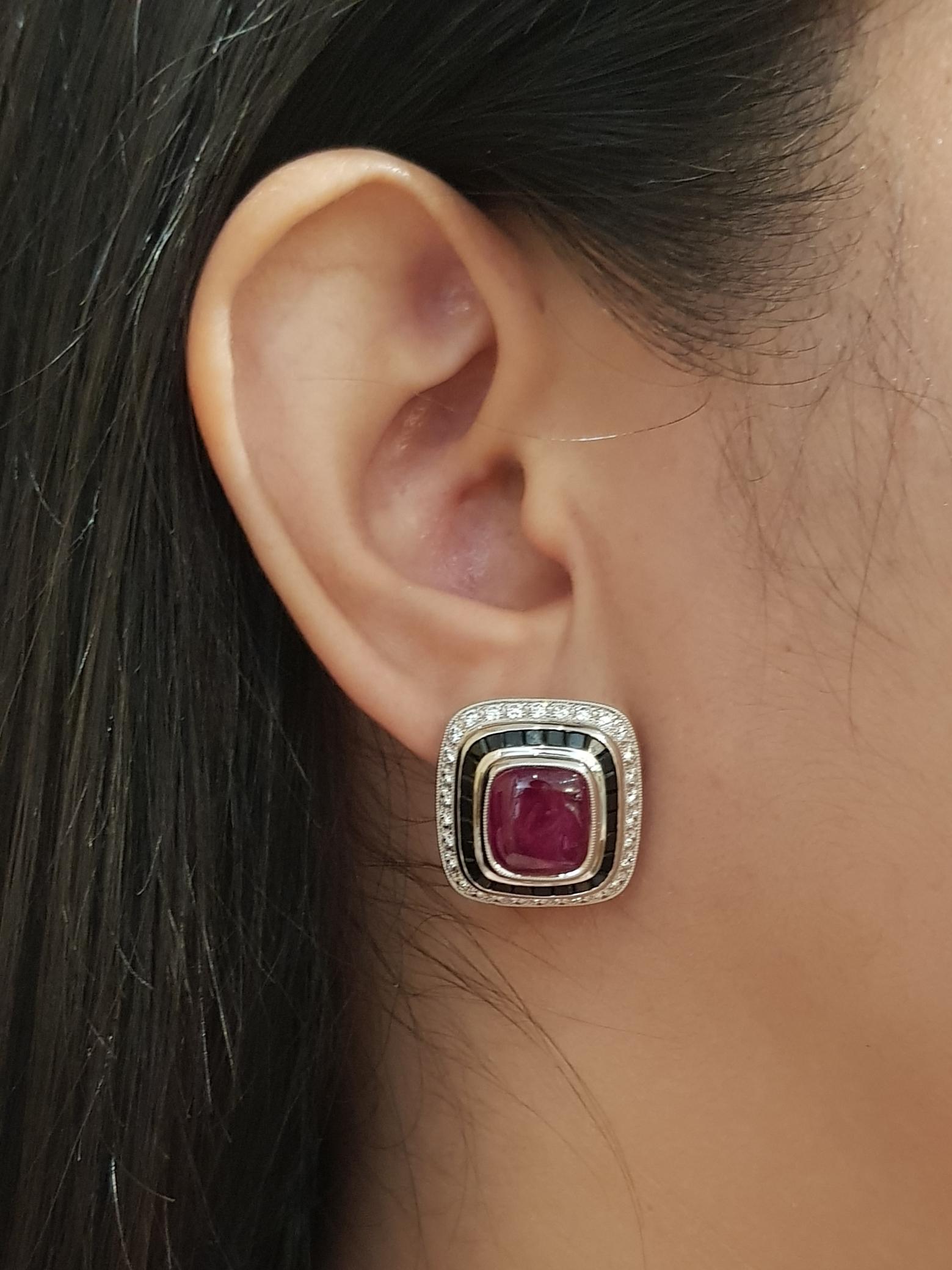 Rubis cabochon 9,71 carats, saphir noir 4,45 carats et diamant 1,37 carats Boucles d'oreilles montées sur or blanc 18 carats

Largeur : 1.8 cm 
Longueur : 1,8 cm
Poids total : 16,12 grammes

