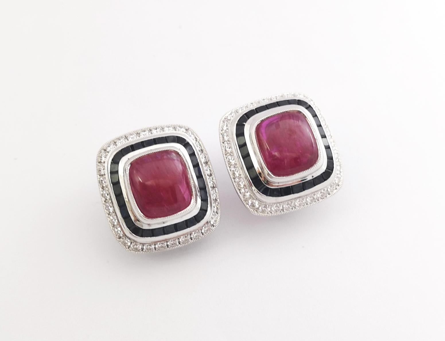 Taille cabochon Boucles d'oreilles en or blanc 18 carats, rubis cabochon, saphir noir et diamant en vente