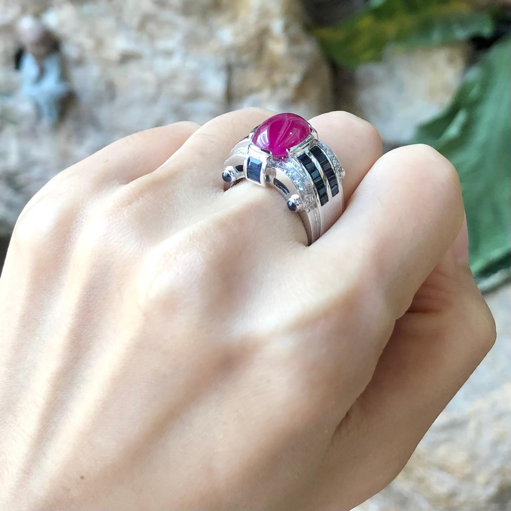 Ring mit Cabochon-Rubin, blauem Saphir und Diamant in 18 Karat Weißgoldfassung (Gemischter Schliff) im Angebot
