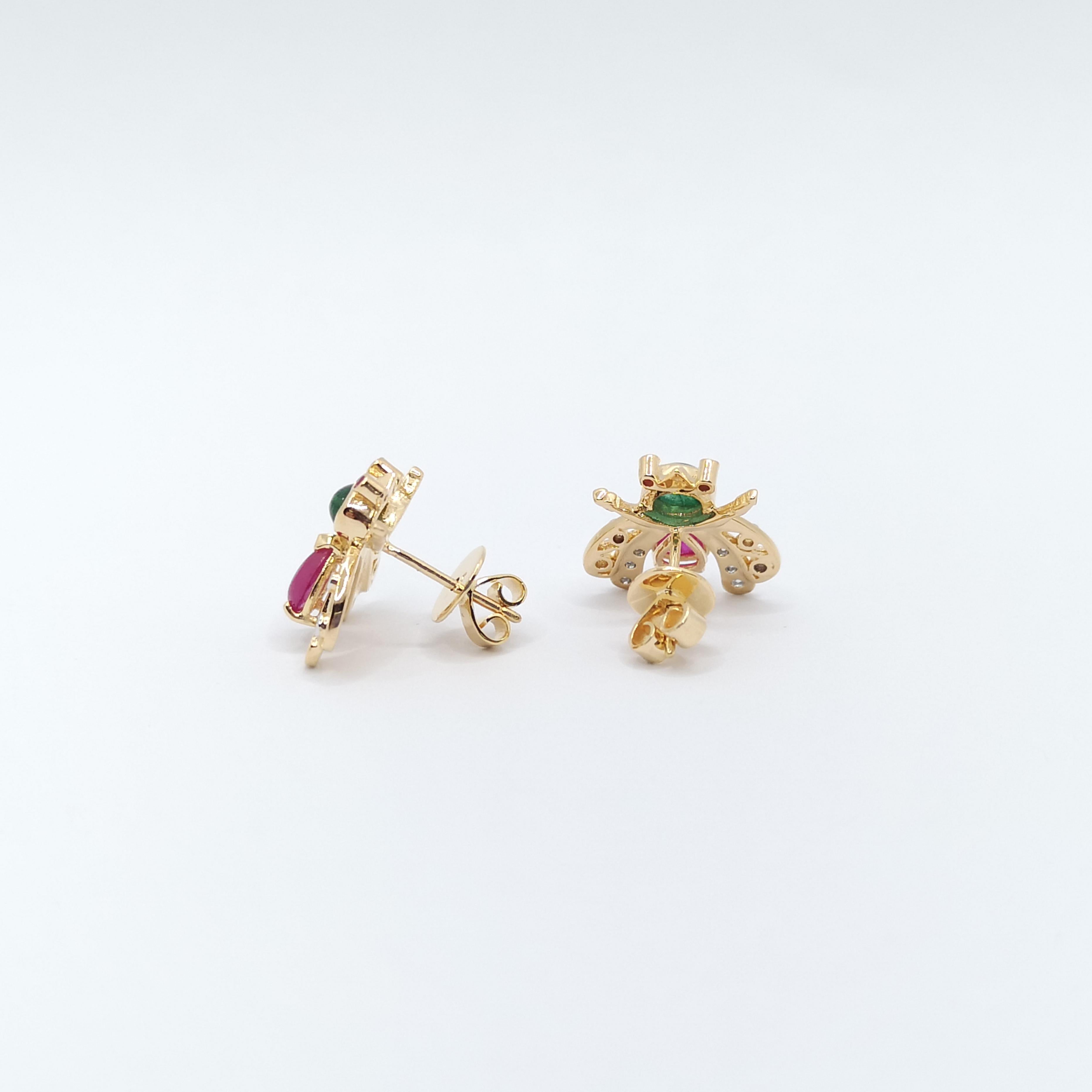 Orecchini con rubino cabochon, smeraldo cabochon e diamanti incastonati in oro 18K In condizioni Nuovo in vendita a Bangkok, TH