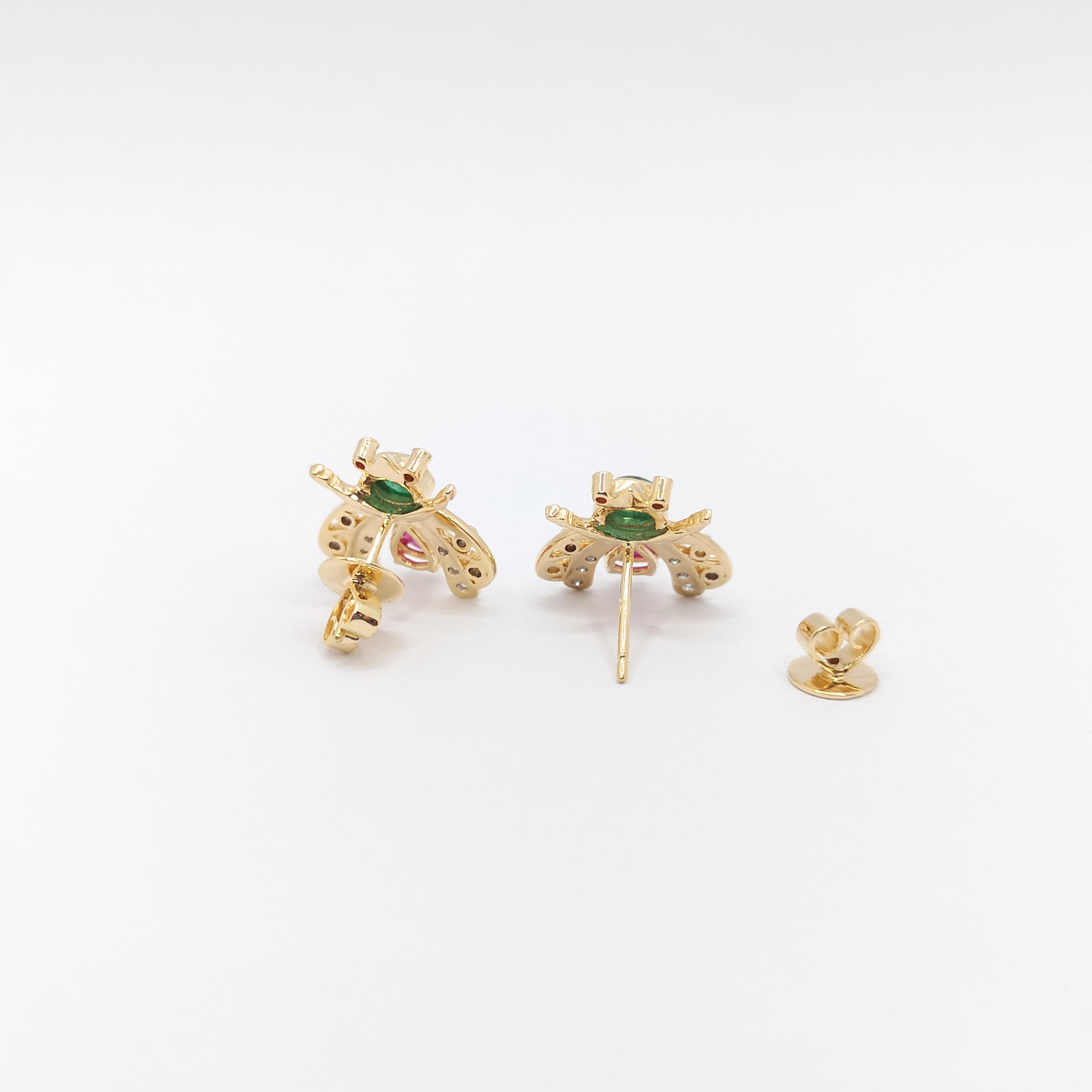 Donna Orecchini con rubino cabochon, smeraldo cabochon e diamanti incastonati in oro 18K in vendita