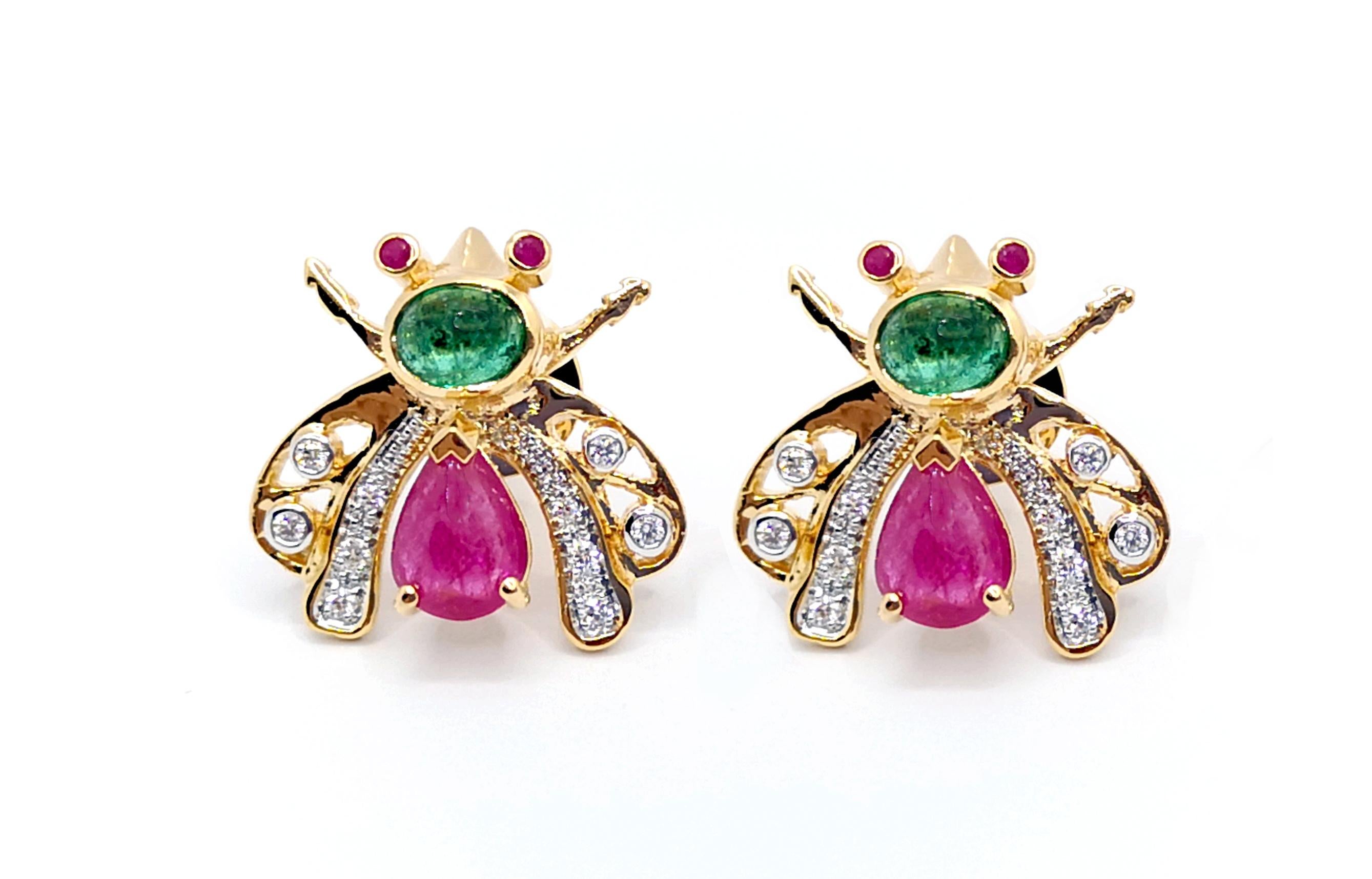 Orecchini con rubino cabochon, smeraldo cabochon e diamanti incastonati in oro 18K in vendita 1