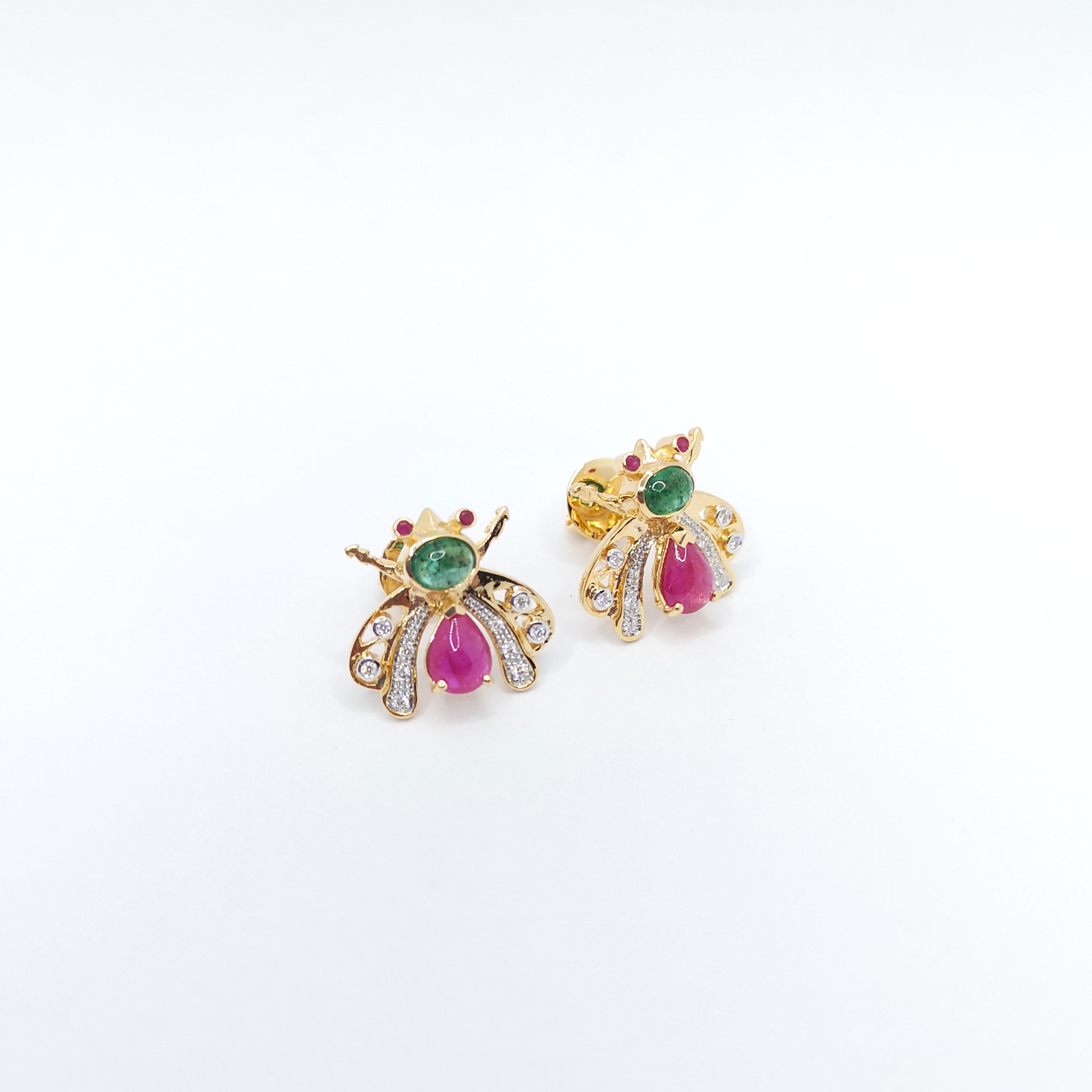 Orecchini con rubino cabochon, smeraldo cabochon e diamanti incastonati in oro 18K in vendita 2