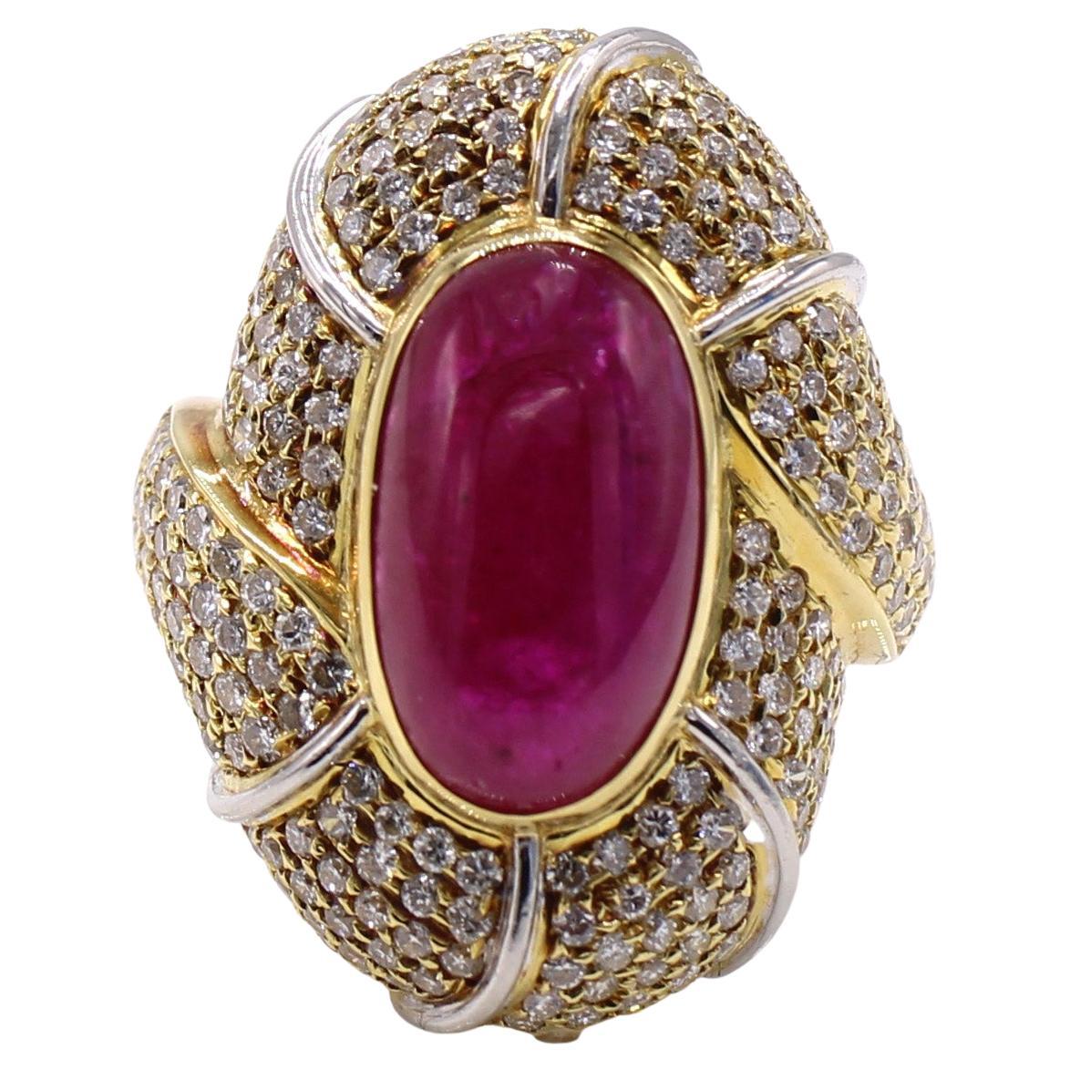 Bague en or jaune 18 carats avec cabochon de rubis et diamants