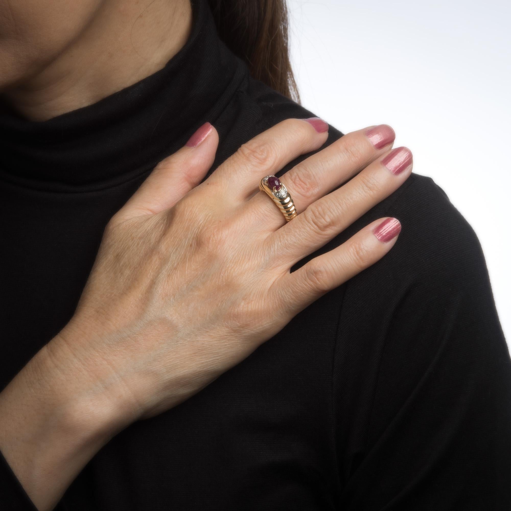 Bague vintage empilable en or jaune 18 carats avec cabochon de rubis et diamants Bon état - En vente à Torrance, CA