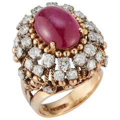 Anillo de cóctel con cabujón de rubí y diamantes
