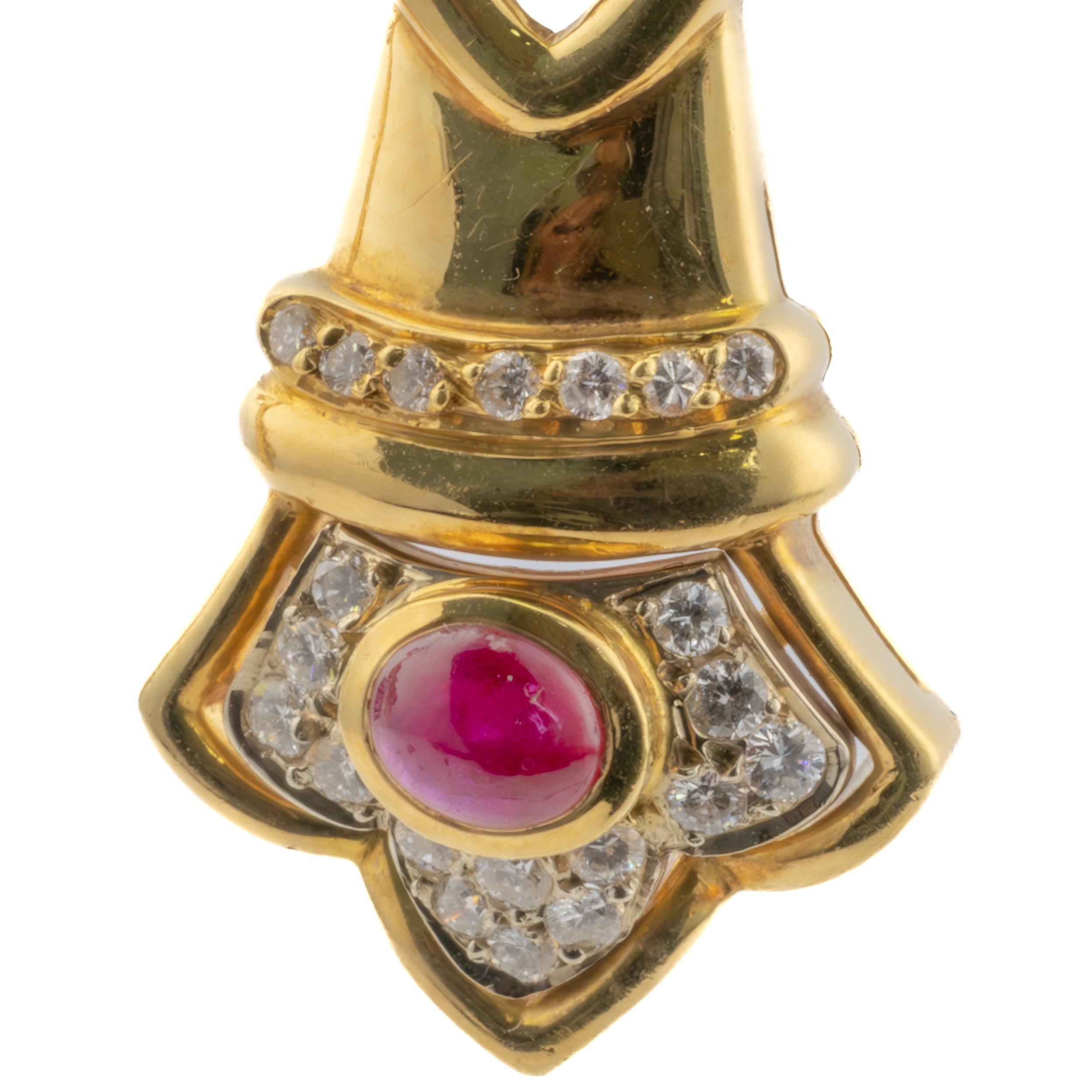 Orecchini con rubini e diamanti cabochon

Questo elegante paio di orecchini presenta due rubini cabochon riccamente colorati, di circa 1,18 carati ciascuno, circondati da una delicata disposizione di 34 diamanti rotondi, che aggiungono un raffinato