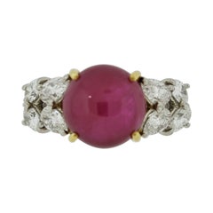 Ring aus Gold und Platin mit Rubin und Diamant im Cabochon-Schliff