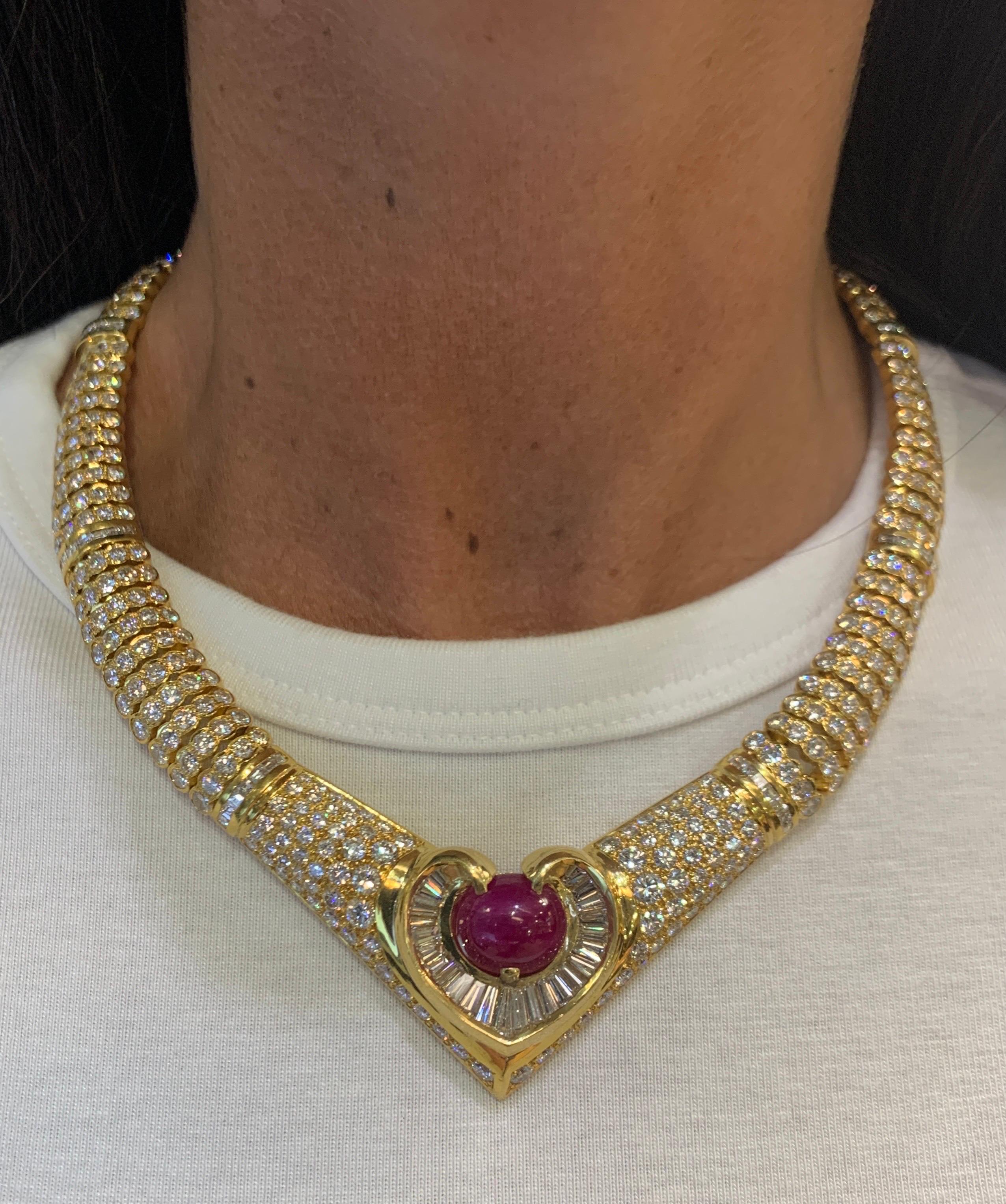 Collana con cuore di rubino e diamanti cabochon

Una collana con un grande rubino centrale cabochon circondato da diamanti taglio baguette in una montatura a cuore. Le maglie della collana sono composte da diamanti rotondi e baguette incastonati in