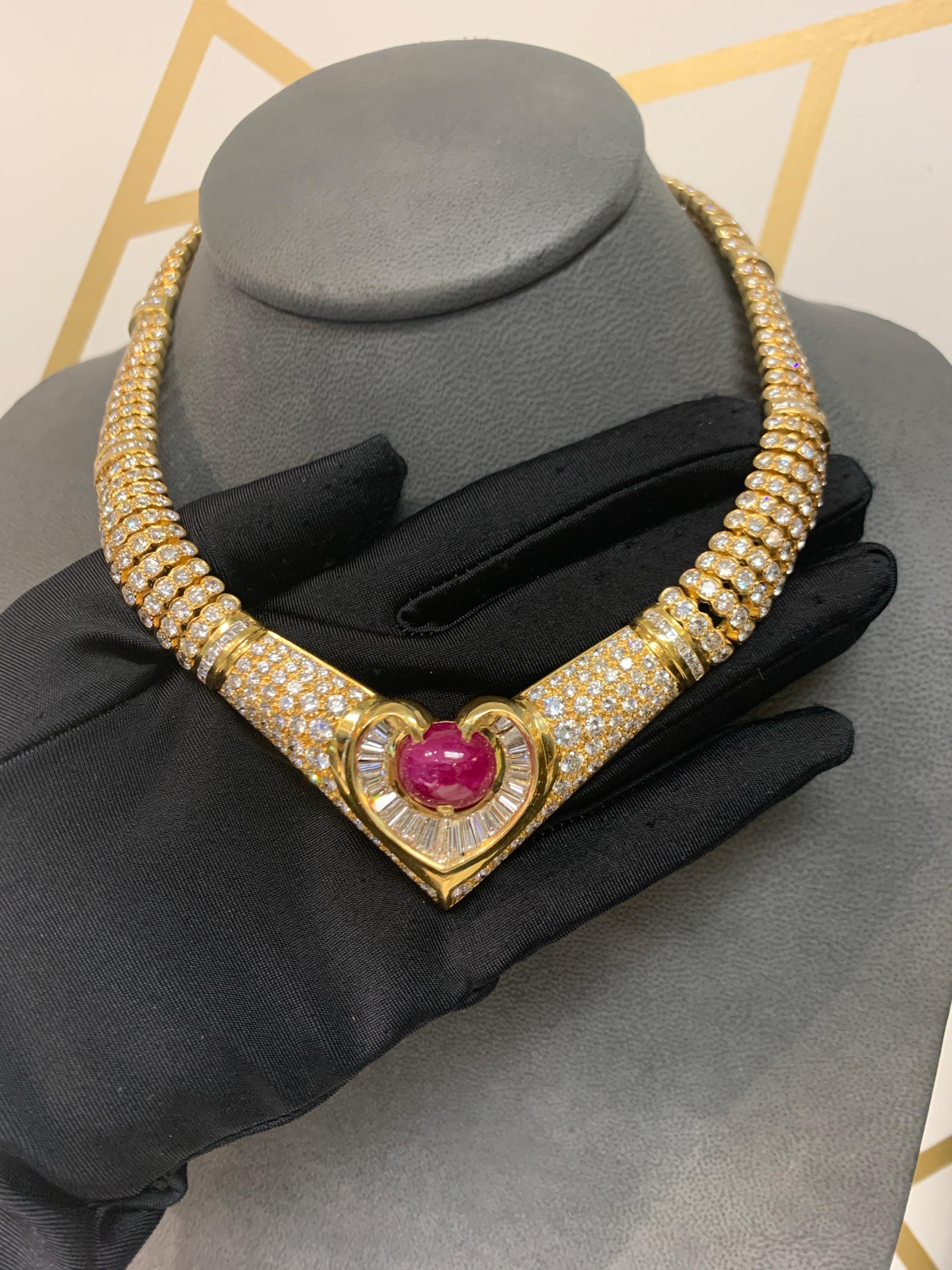 Cabochon Collana con cuore di rubino e diamanti cabochon in vendita
