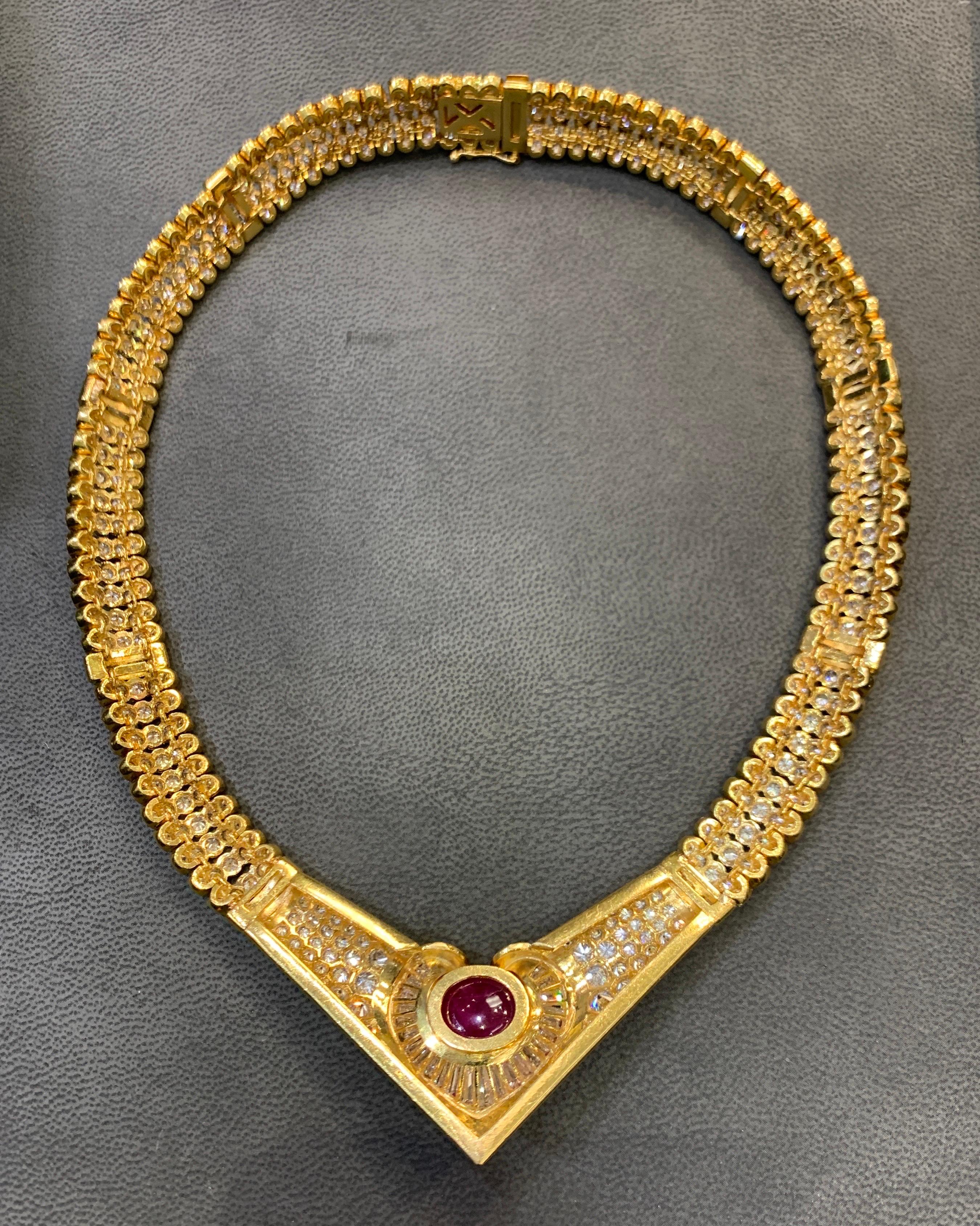 Donna Collana con cuore di rubino e diamanti cabochon in vendita