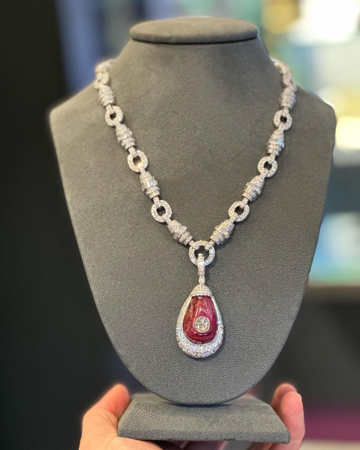 Cabochon Ruby Diamond Necklace In Excellent Condition For Sale In New York, NY