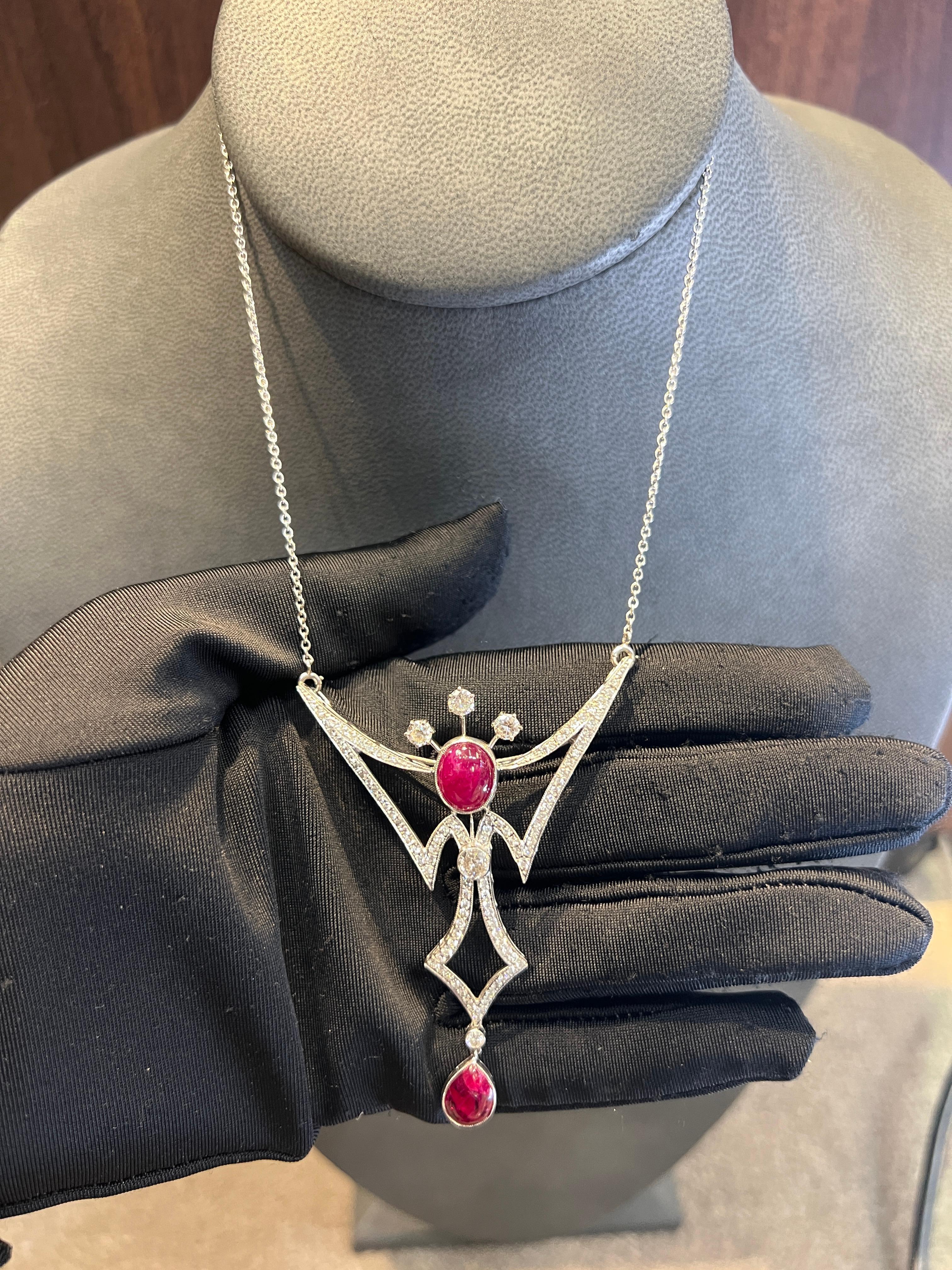 Cabochon Collana con ciondolo in rubino e diamanti cabochon in vendita